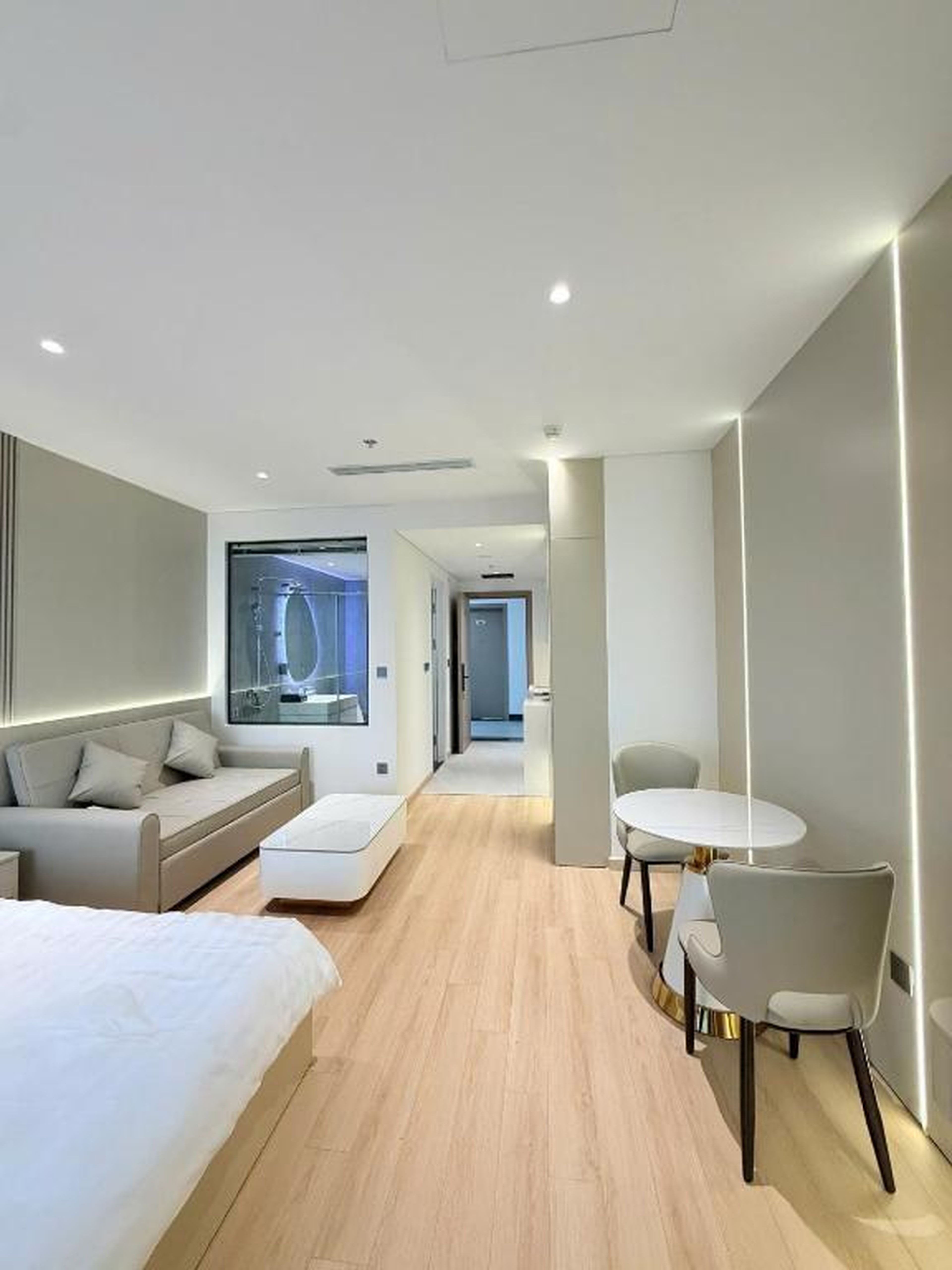 Oceanfront Apartment - Hình 1