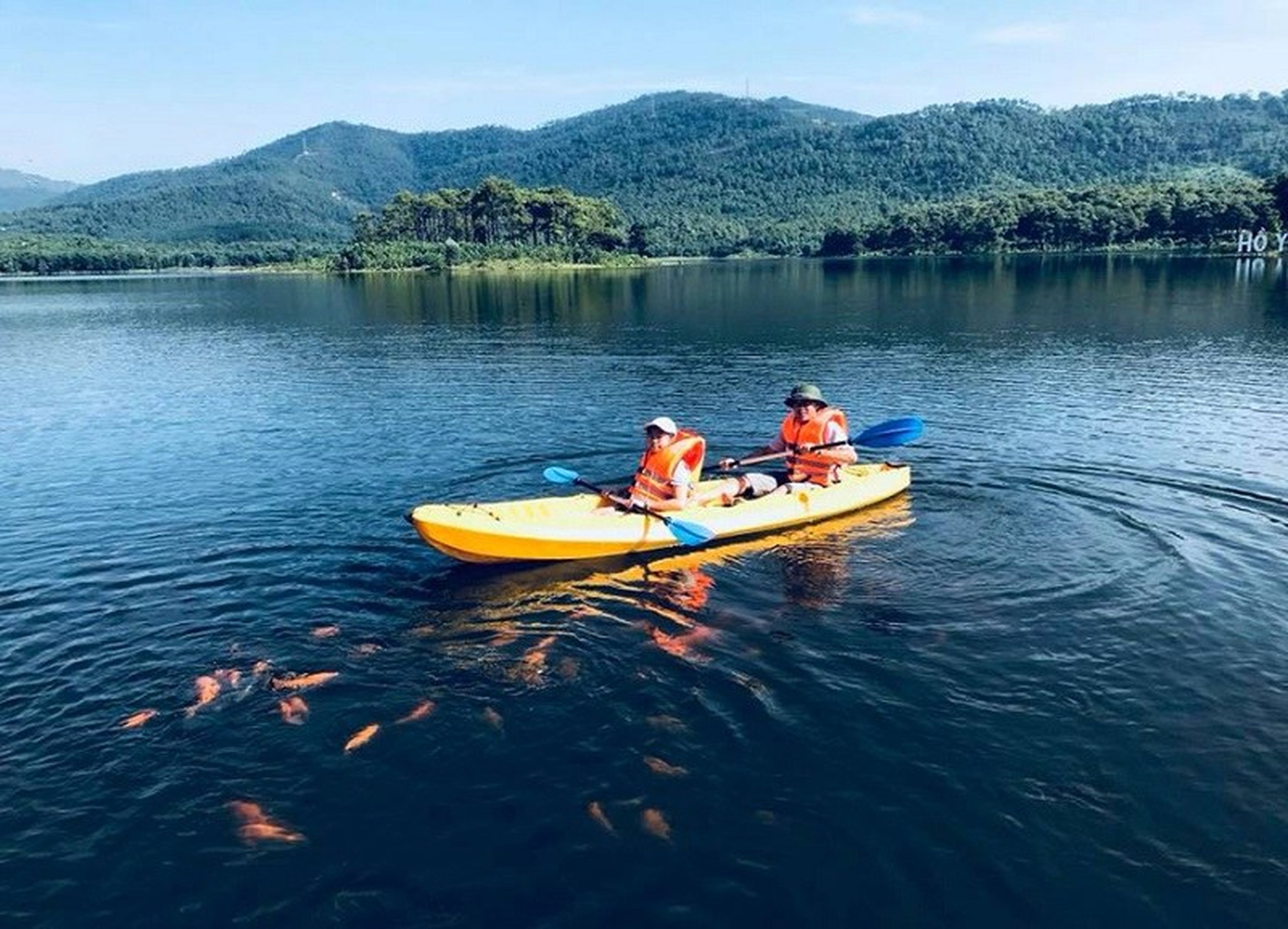 Yên Trung Lake Exudes a Relaxed Weekend Ambiance - Hình 4