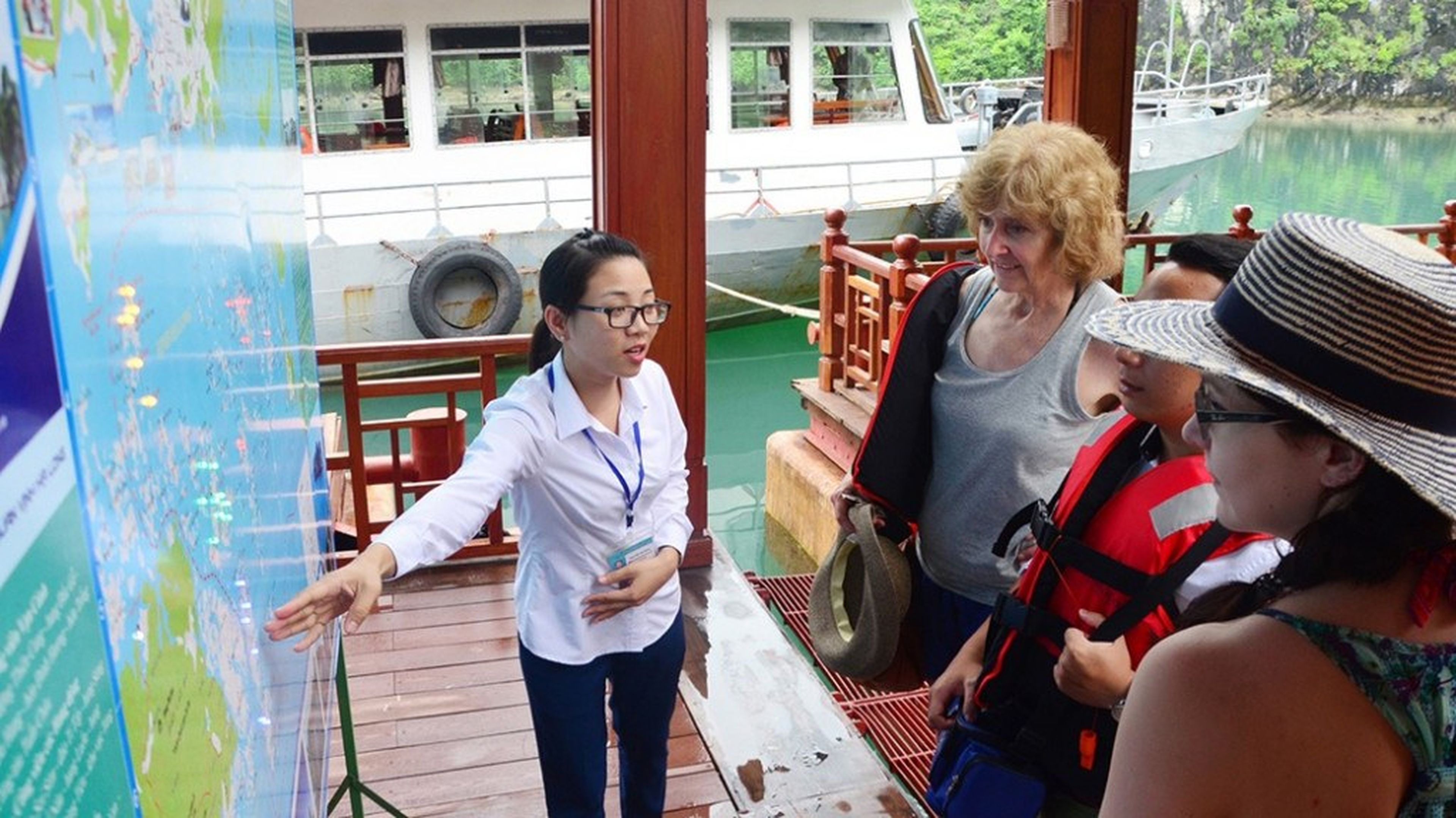 Cua Van Floating Cultural Center – a floating museum on Ha Long Bay - Hình 6
