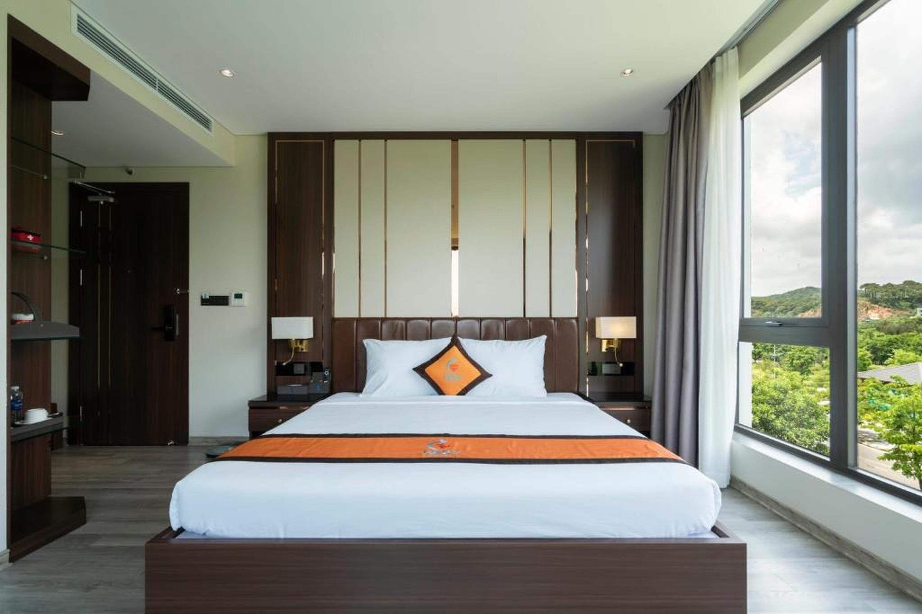 Ruby Hotel Van Don - Hình 36
