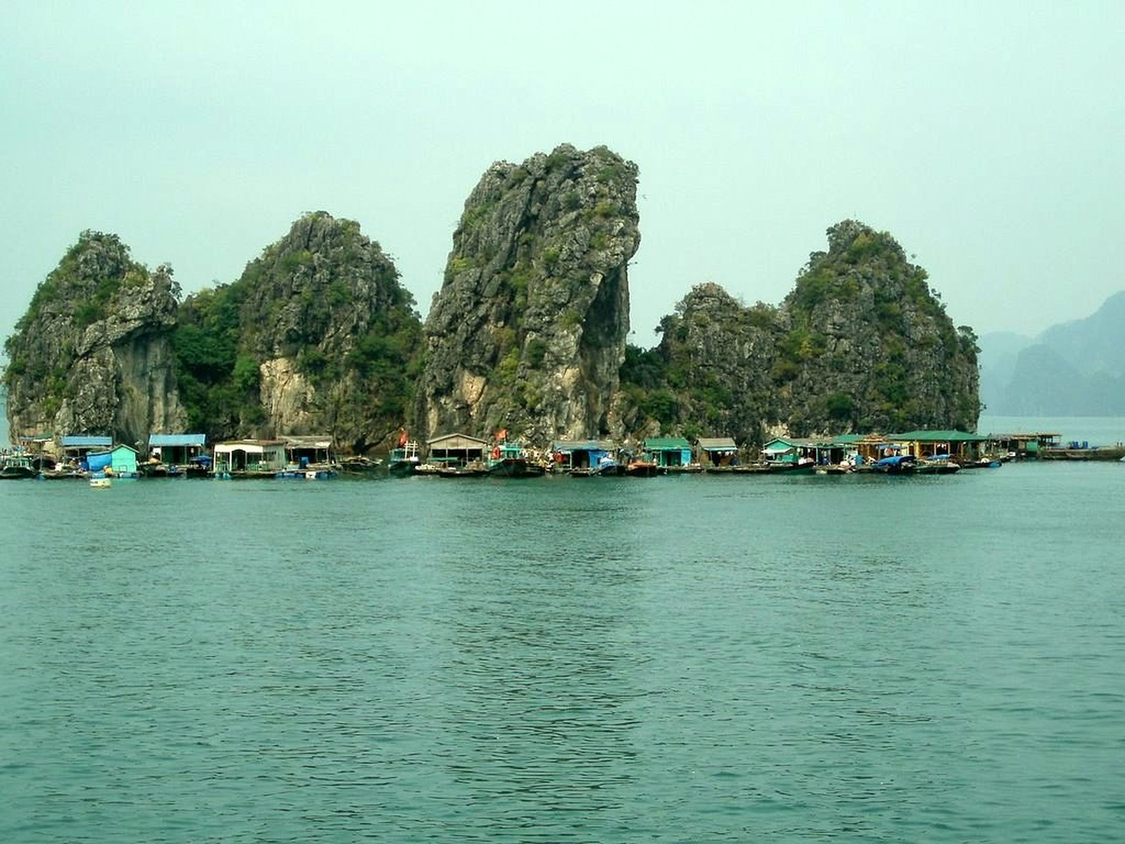 Làng chài Cửa Vạn - Ngôi làng nhỏ thanh bình giữa Vịnh Thiên Đường - Hình 1
