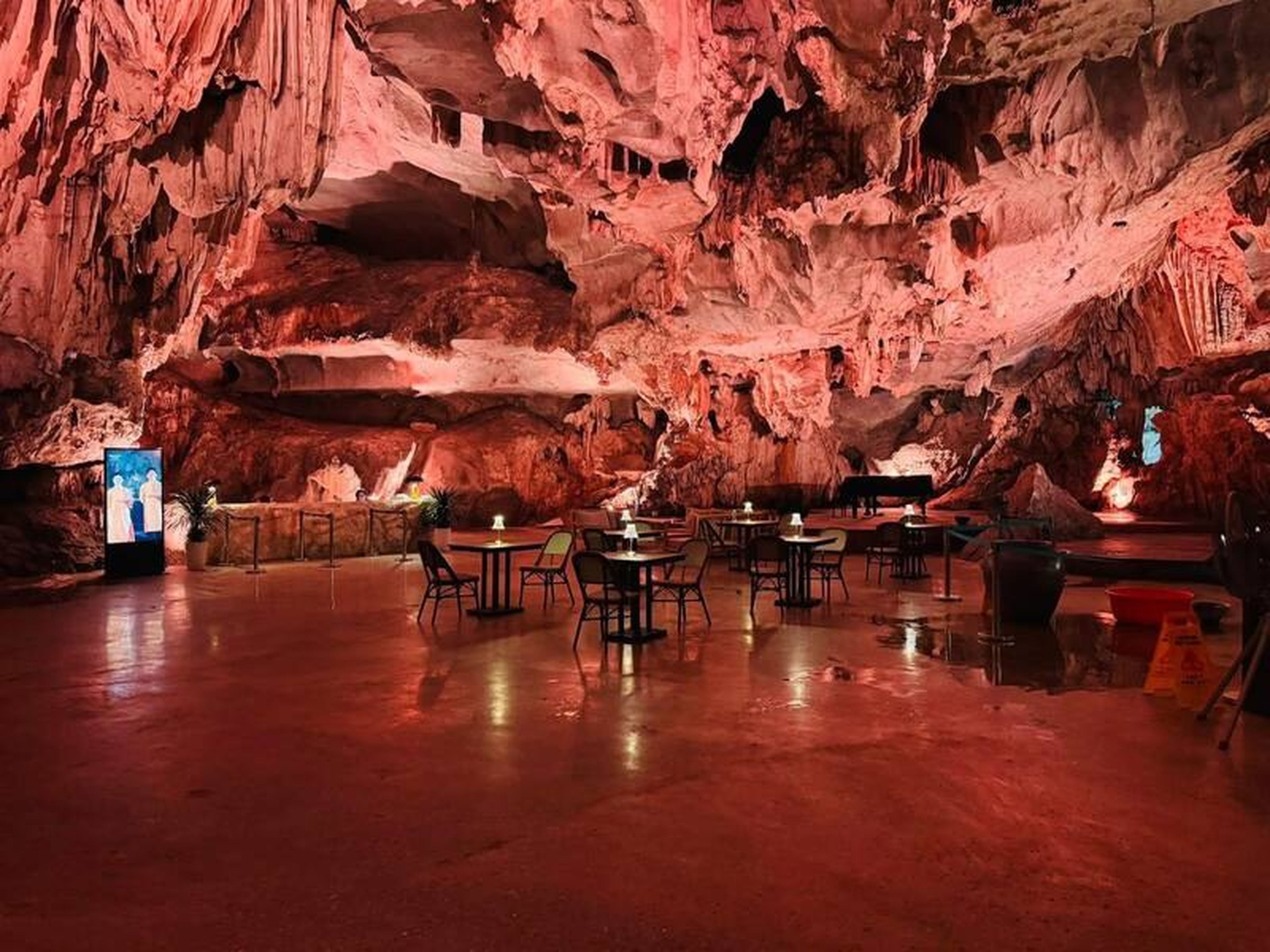 A 1.5-Hour Journey Exploring Vung Duc Cave in Bai Tu Long Bay - Hình 6