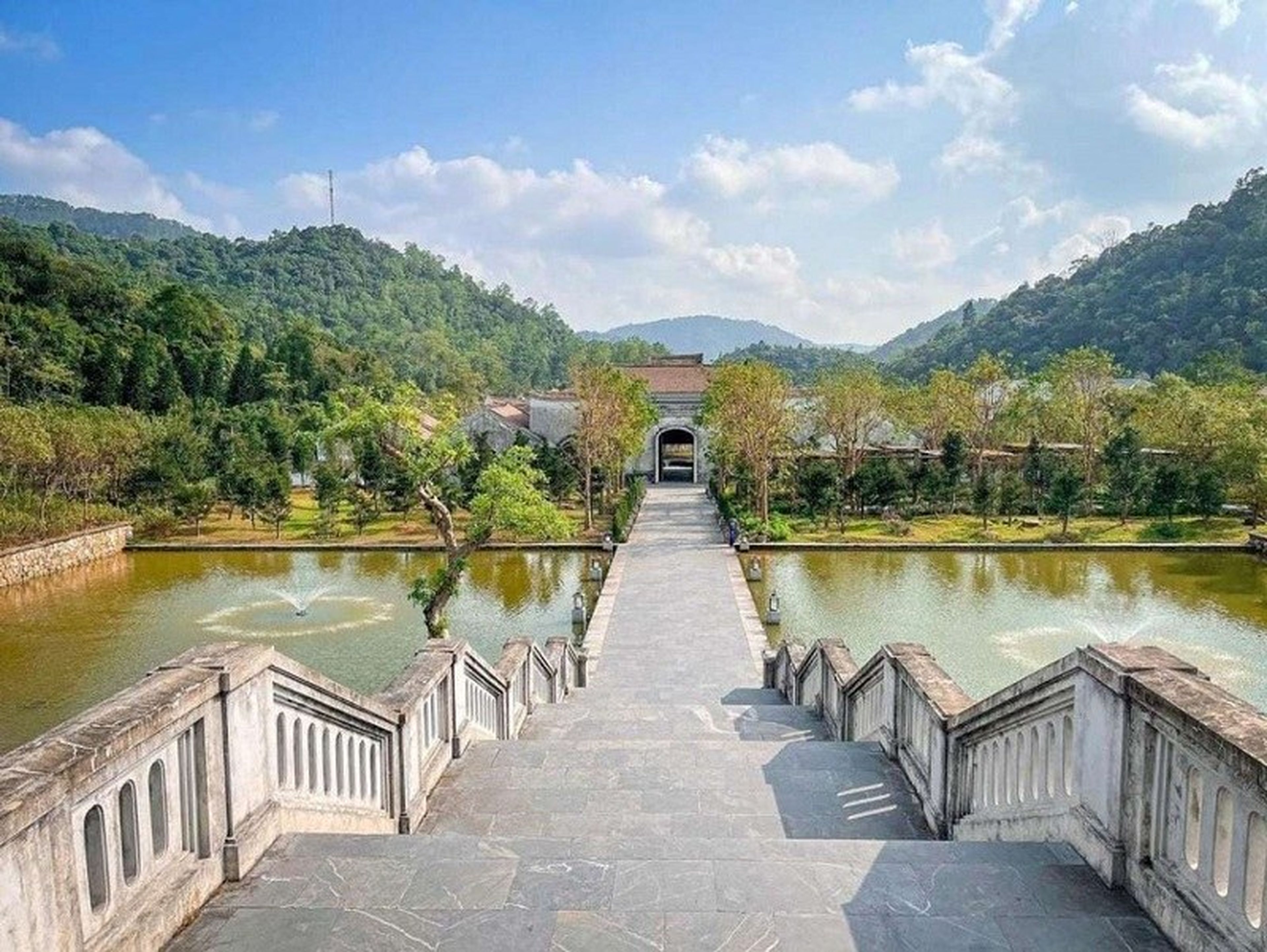 Yên Trung Lake Exudes a Relaxed Weekend Ambiance - Hình 10