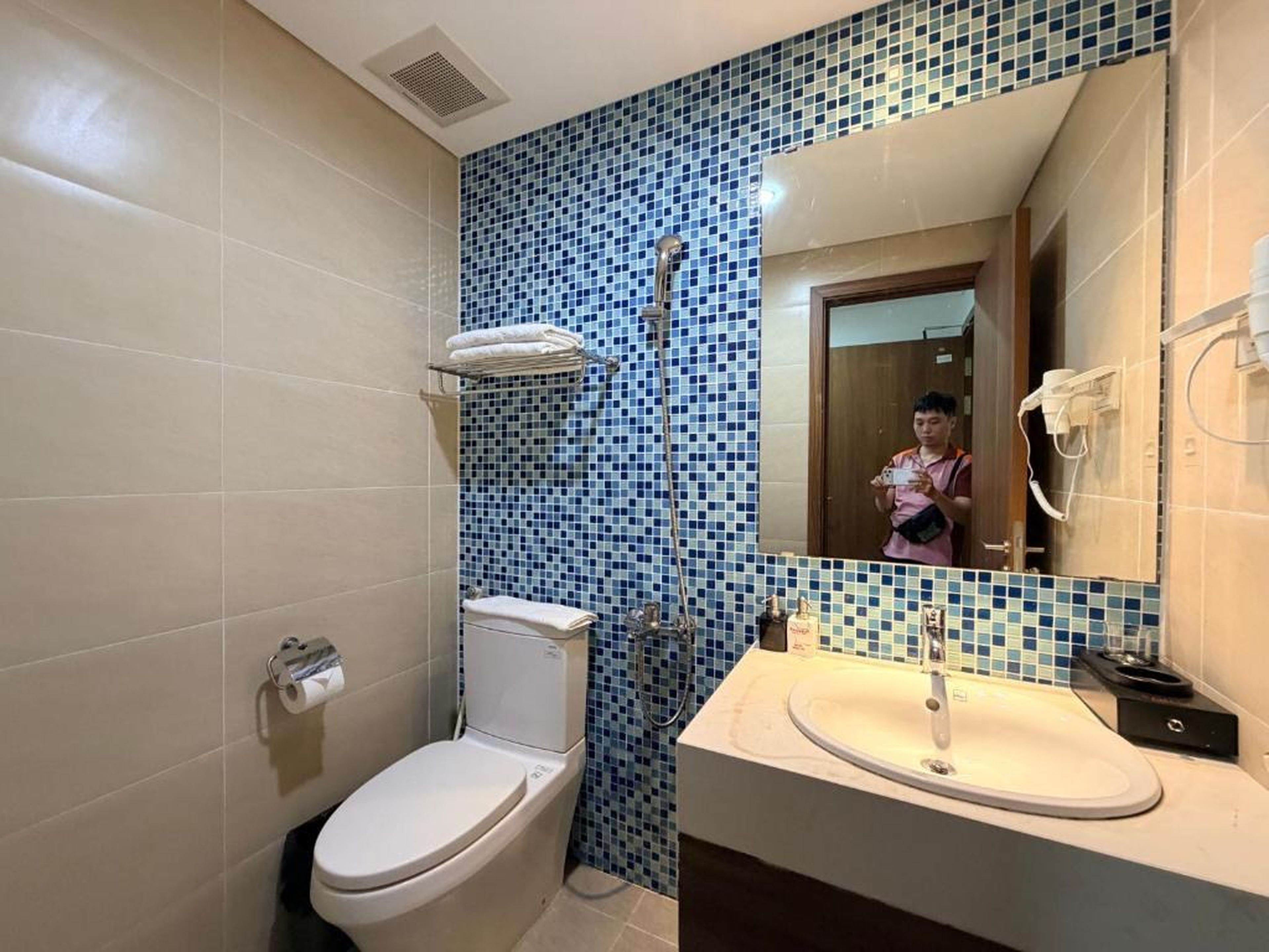 Ha Long 2BR Apartment - Spacious & Modern - Near Center - Hình 4