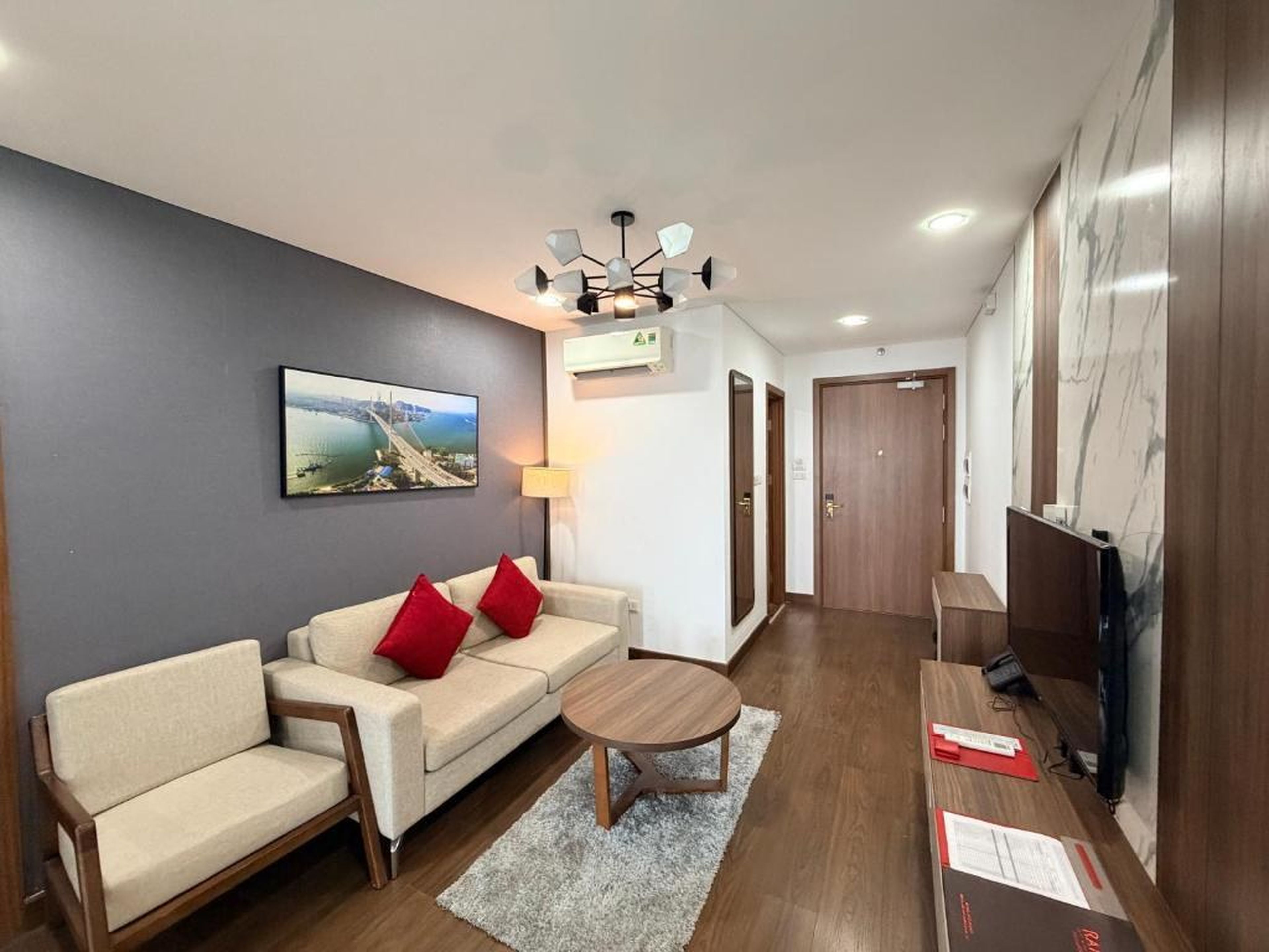 Ha Long 2BR Apartment - Spacious & Modern - Near Center - Hình 3