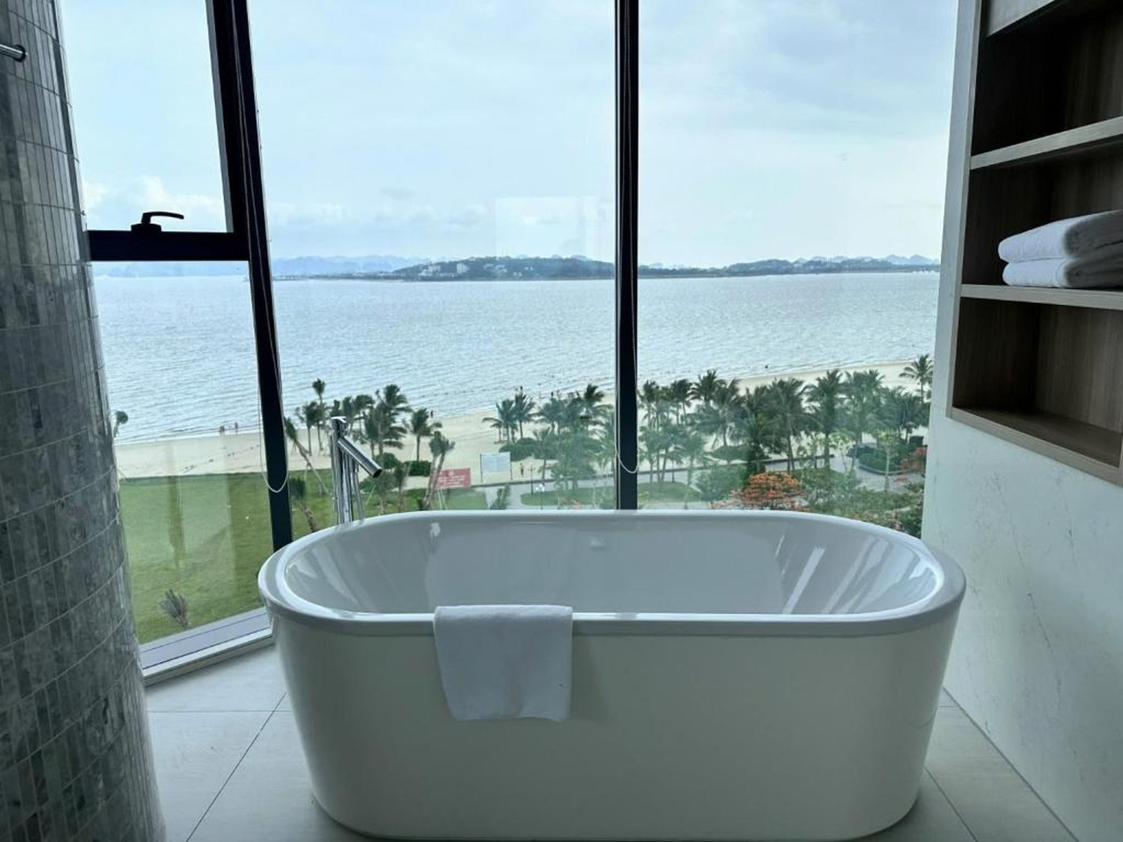 A La Carte Ha Long Bay - Sea View Apartment - Hình 7