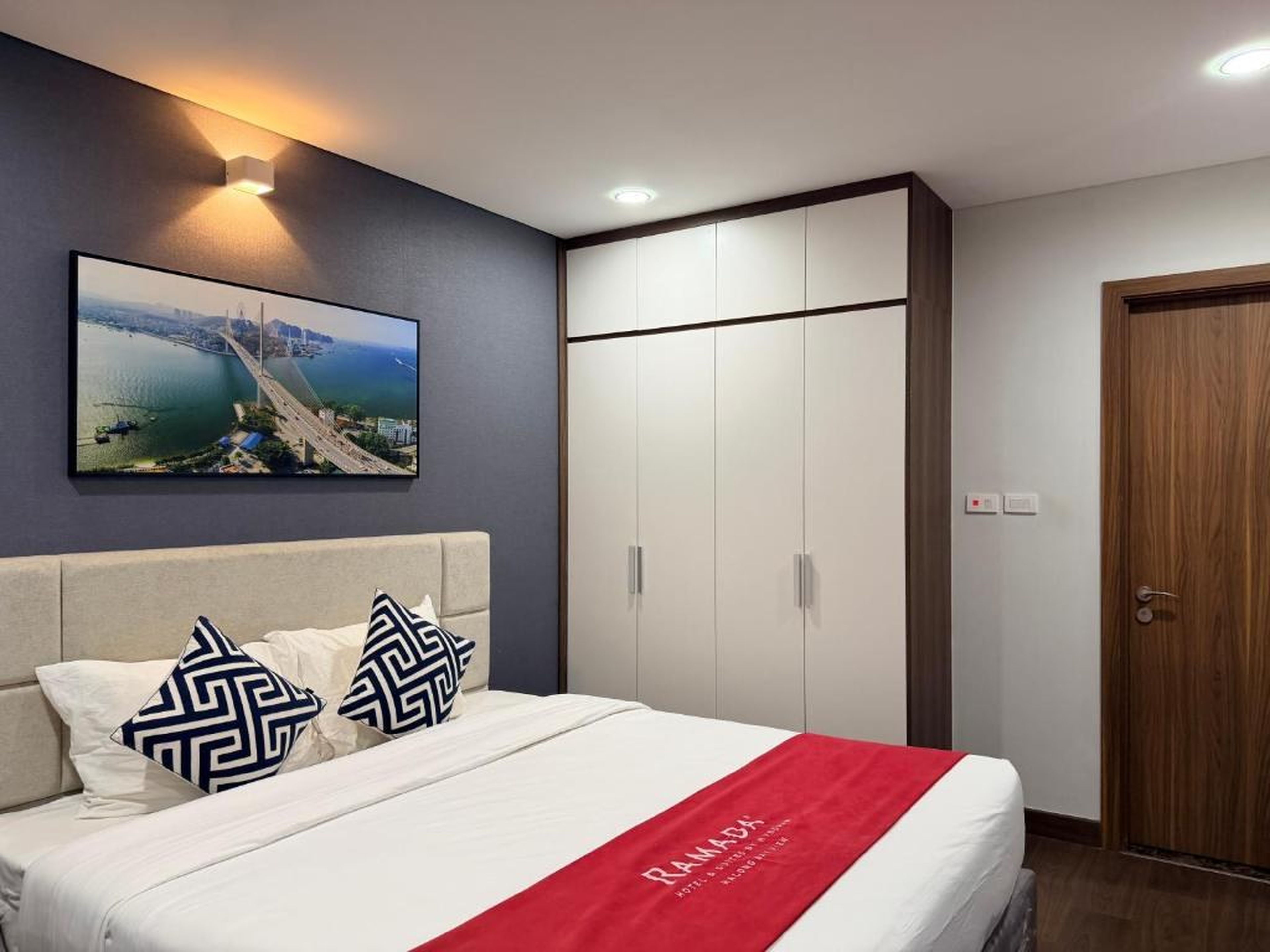 Ha Long 2BR Apartment - Spacious & Modern - Near Center - Hình 25