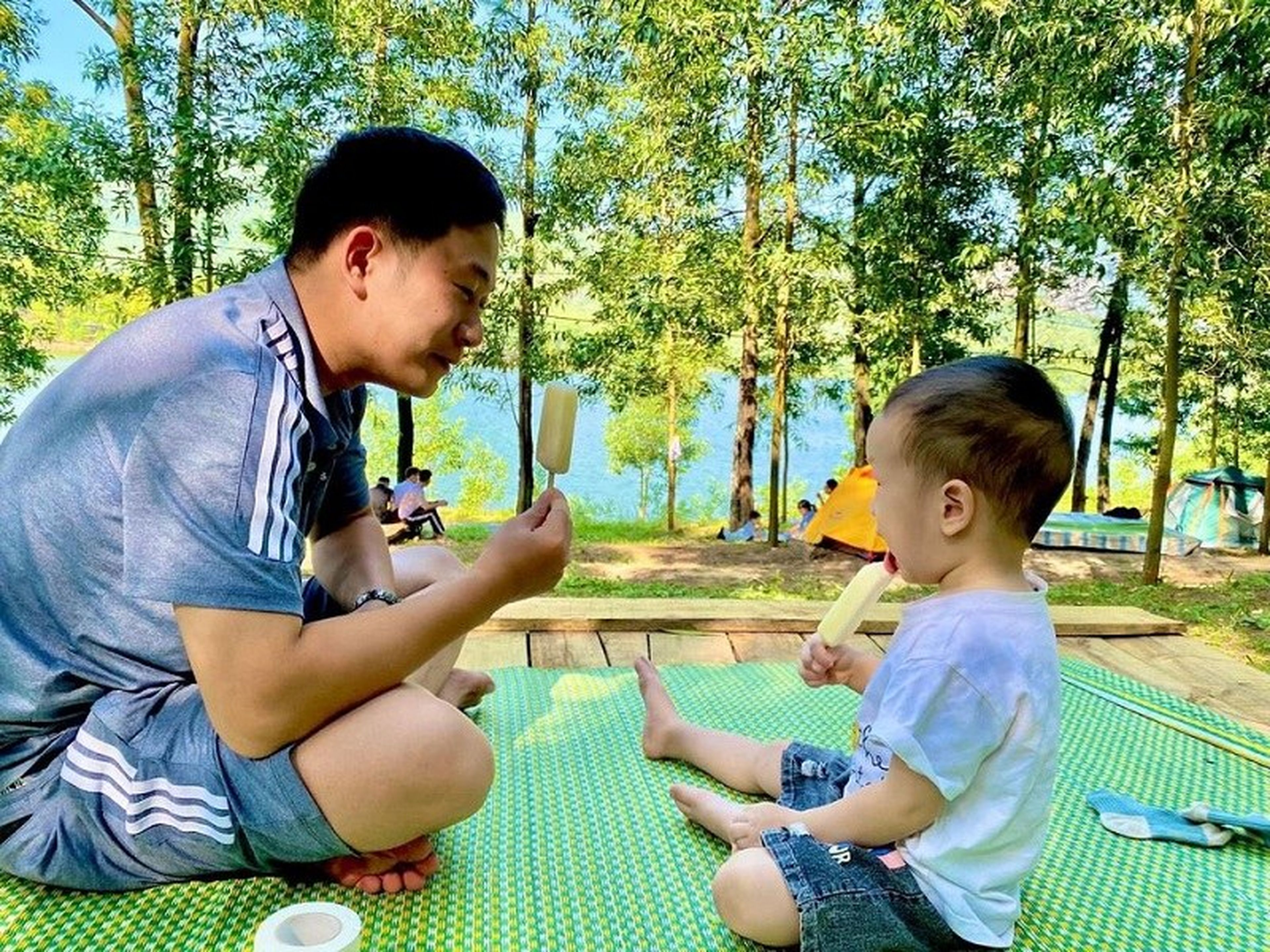 Yên Trung Lake Exudes a Relaxed Weekend Ambiance - Hình 6