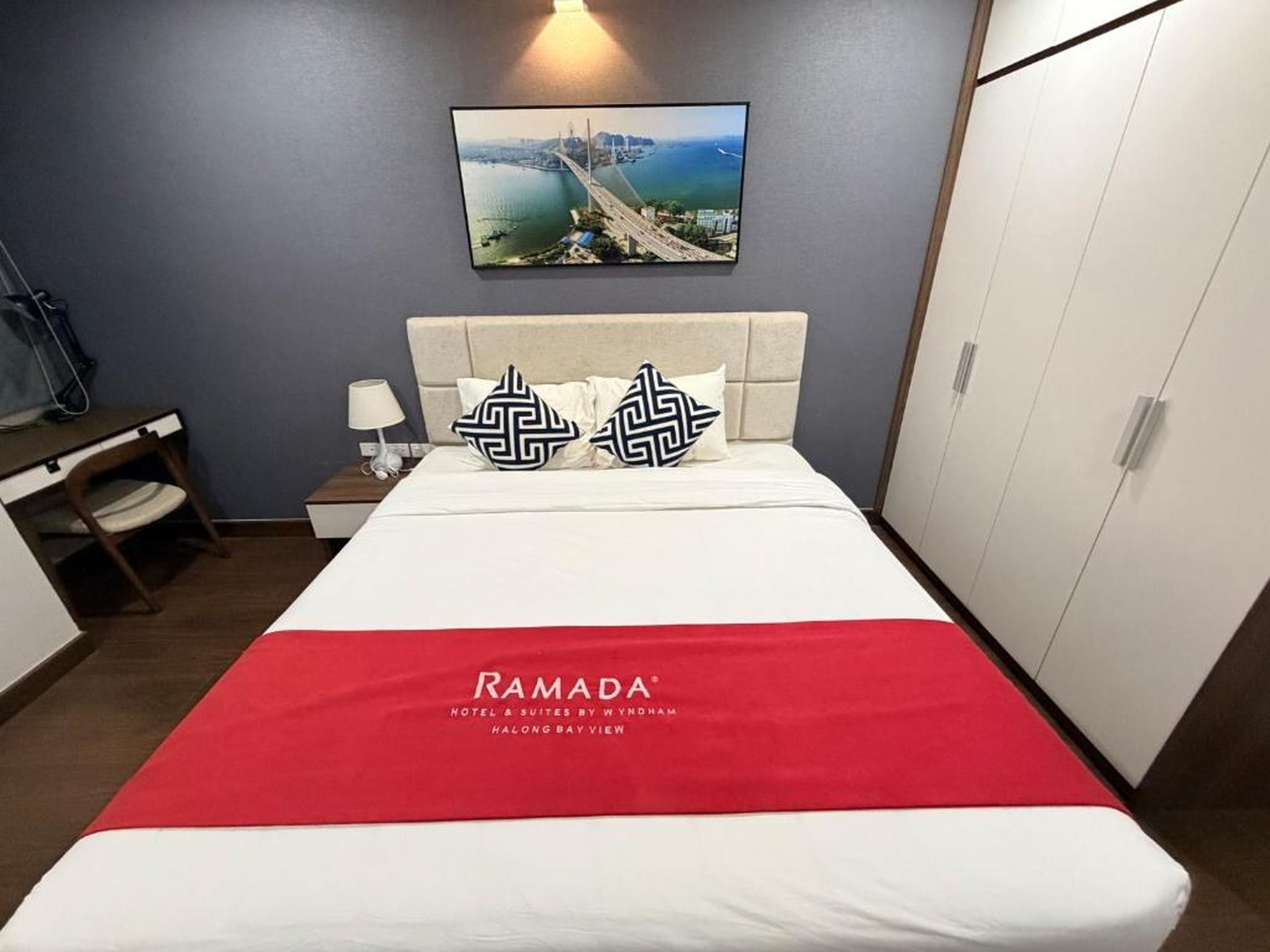 Ha Long 2BR Apartment - Spacious & Modern - Near Center - Hình 37