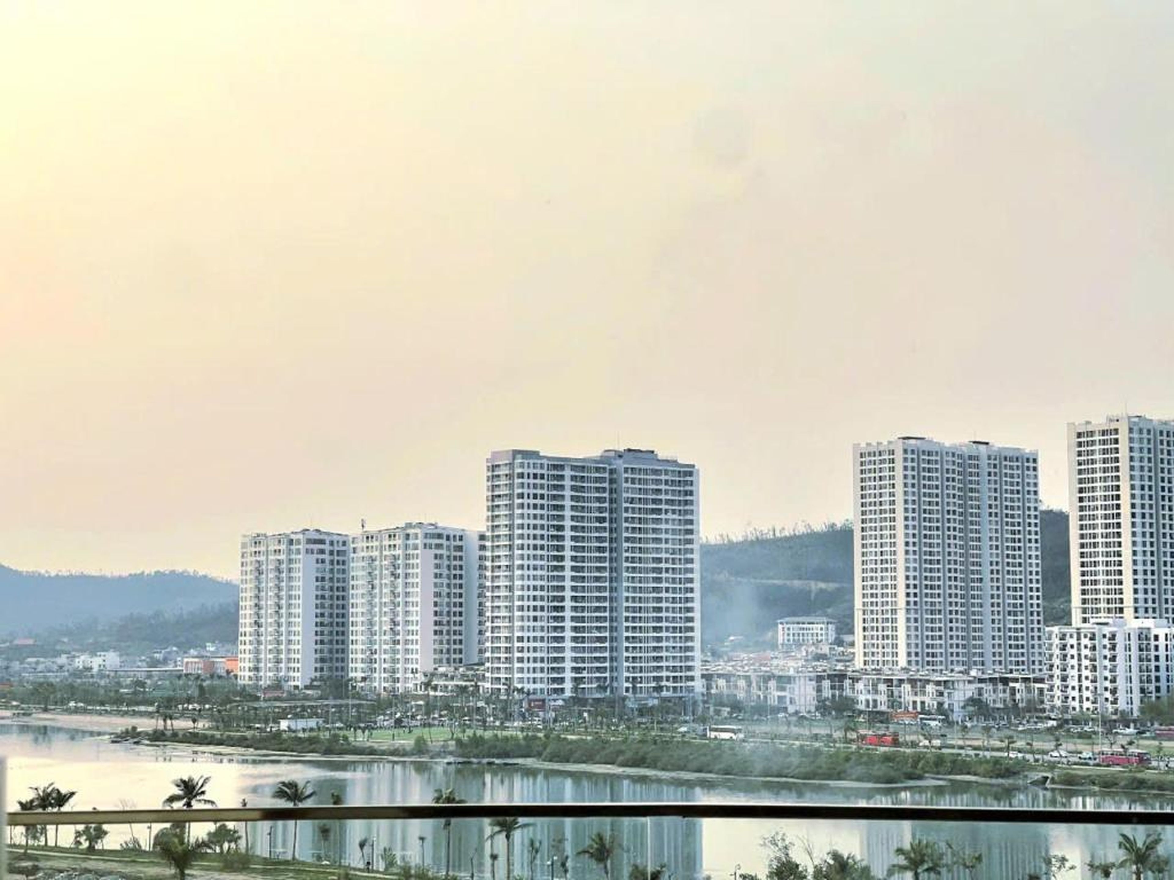 Sweet Home - Homestay apartment system at Citadines Marina Ha Long building - Hình 35