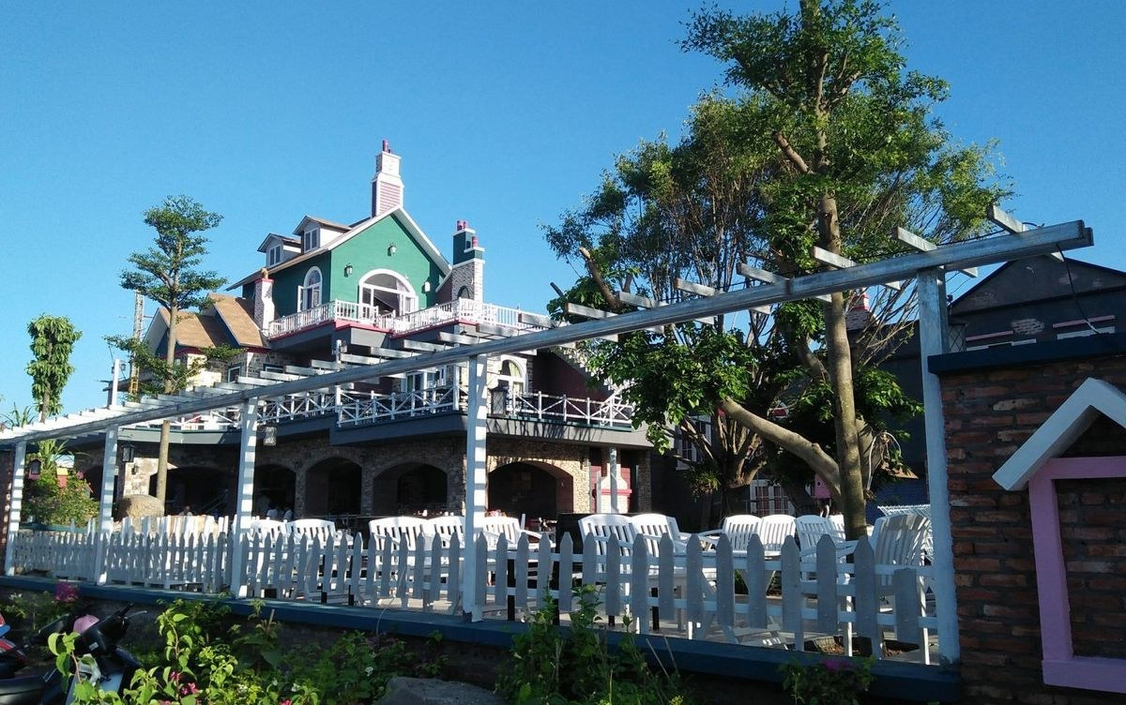 Săn lùng các quán cà phê ở Hạ Long sở hữu view đẹp đầy thơ mộng - Hình 2