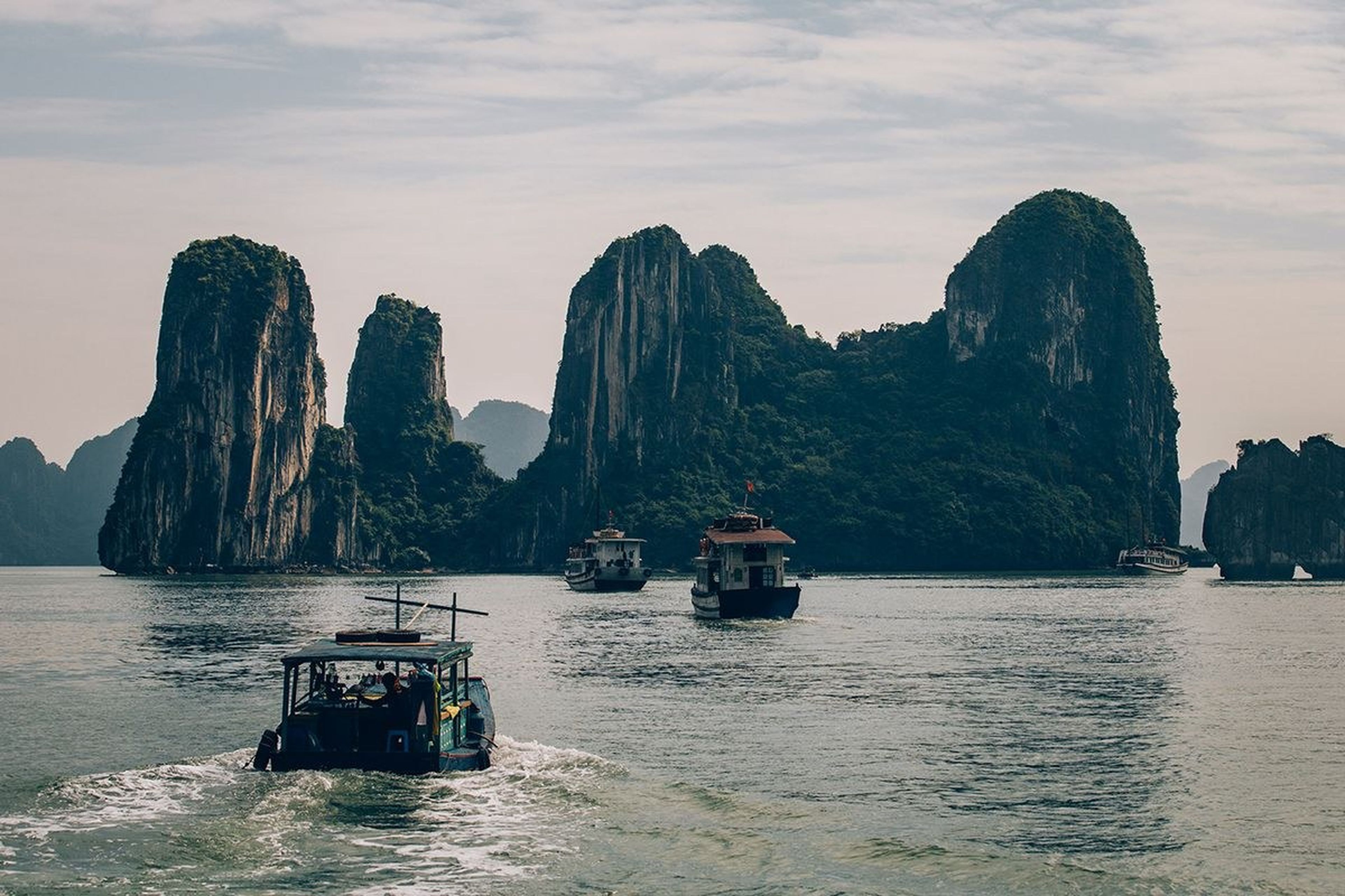 Động Thiên Cung - Ấn tượng hang động lộng lẫy nhất nơi Vịnh Hạ Long - Hình 2
