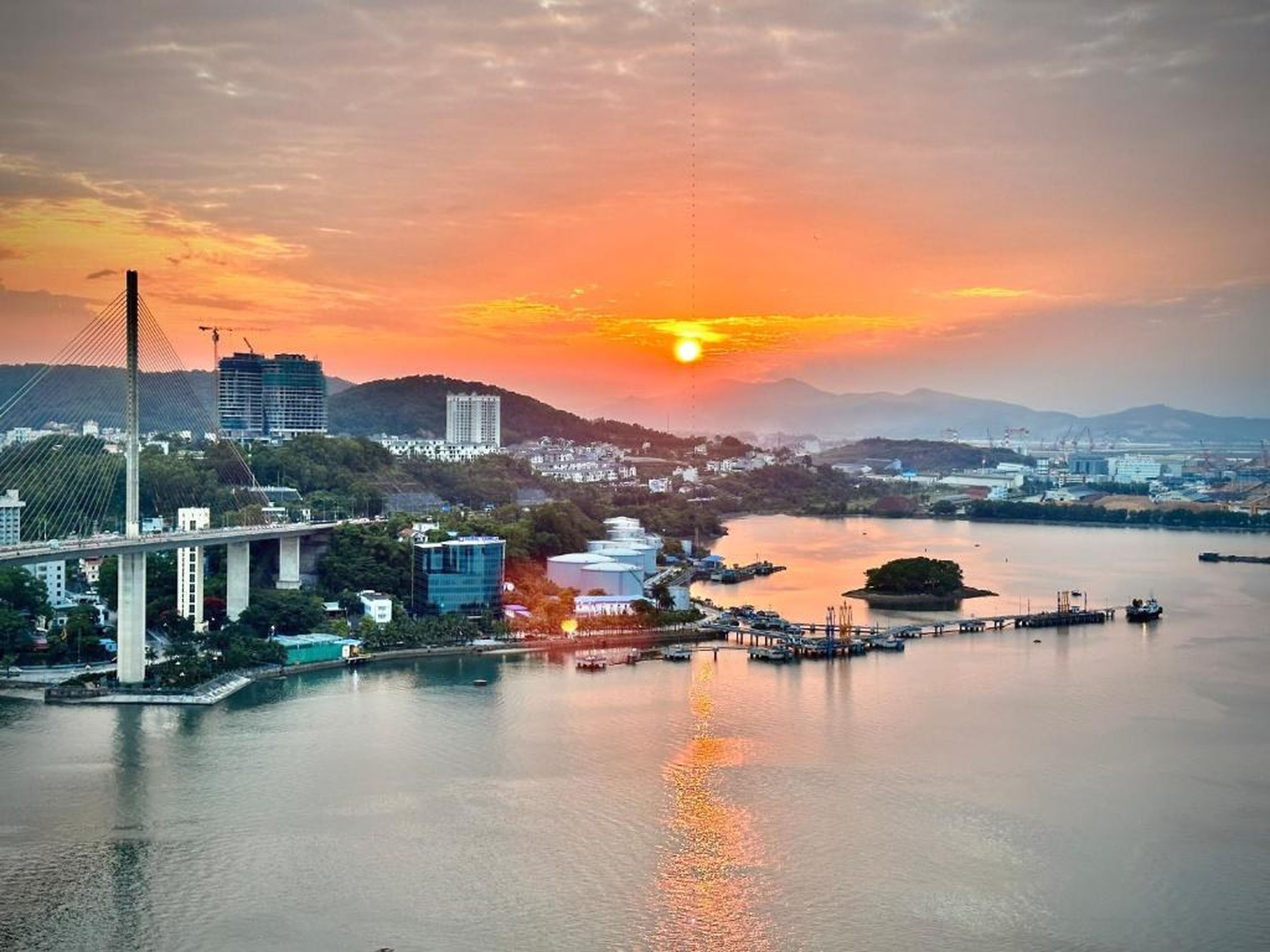 Apartment on 20th & 31st floor, Bai Chay Bridge & Ha Long Bay view - Hình 20