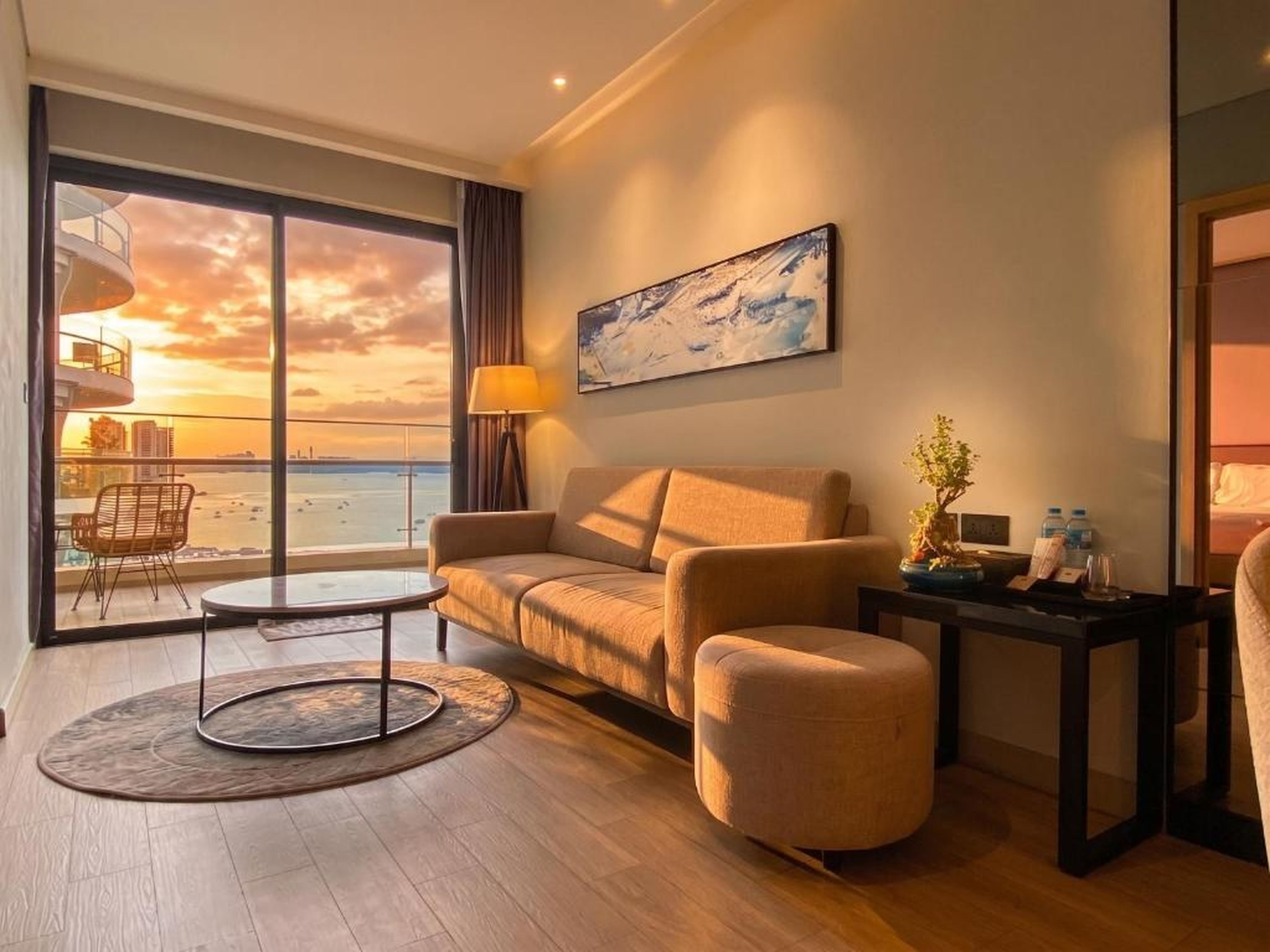 Residence By the Ha Long Beach Citadines Marina 1BR - Hình 7
