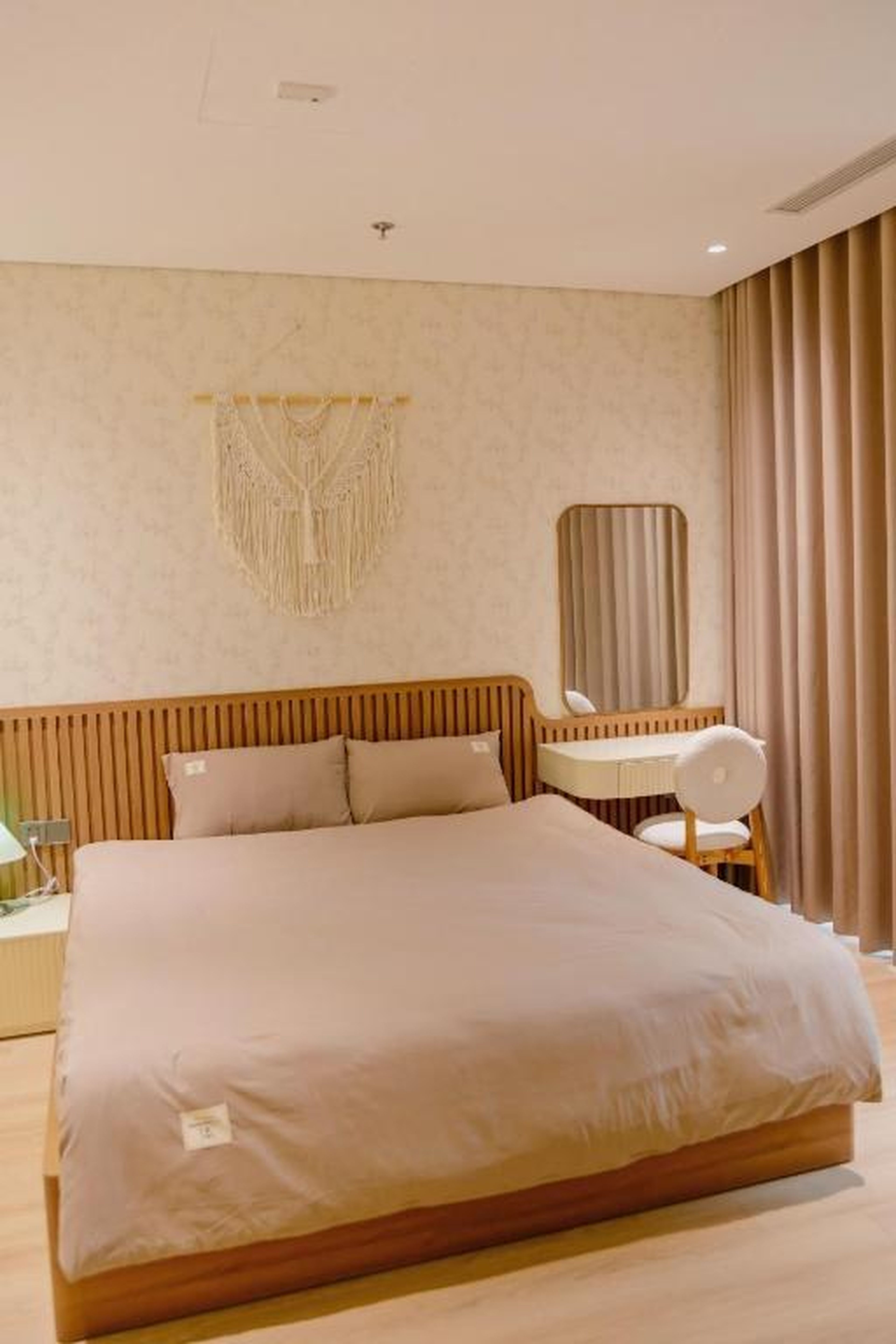 Cozy Balcony Studio Near Sun World - The Holiday Ha Long - Hình 5