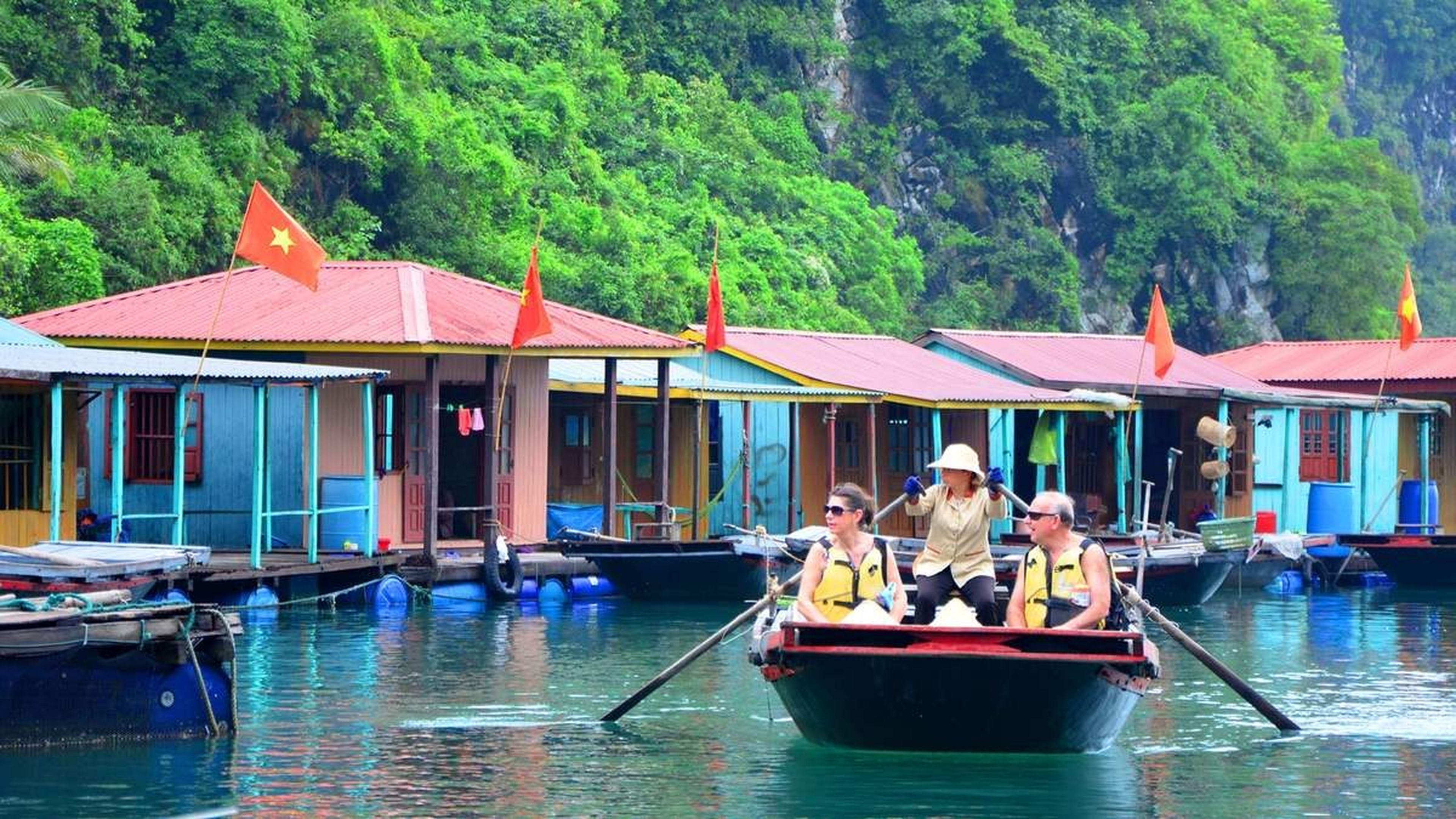 Làng chài Cửa Vạn - Ngôi làng nhỏ thanh bình giữa Vịnh Thiên Đường - Hình 13
