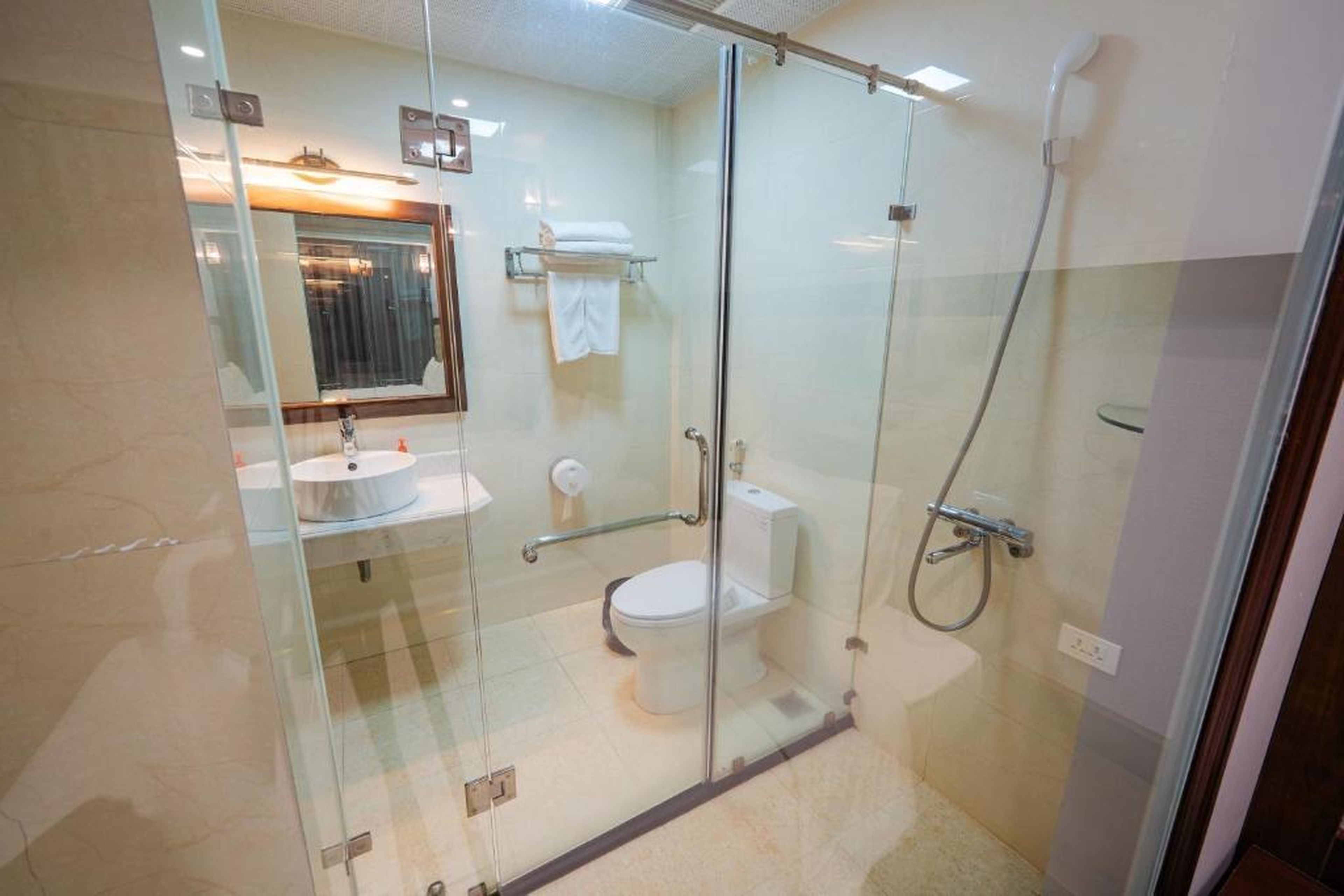 Topone Halong Hotel - Hình 12