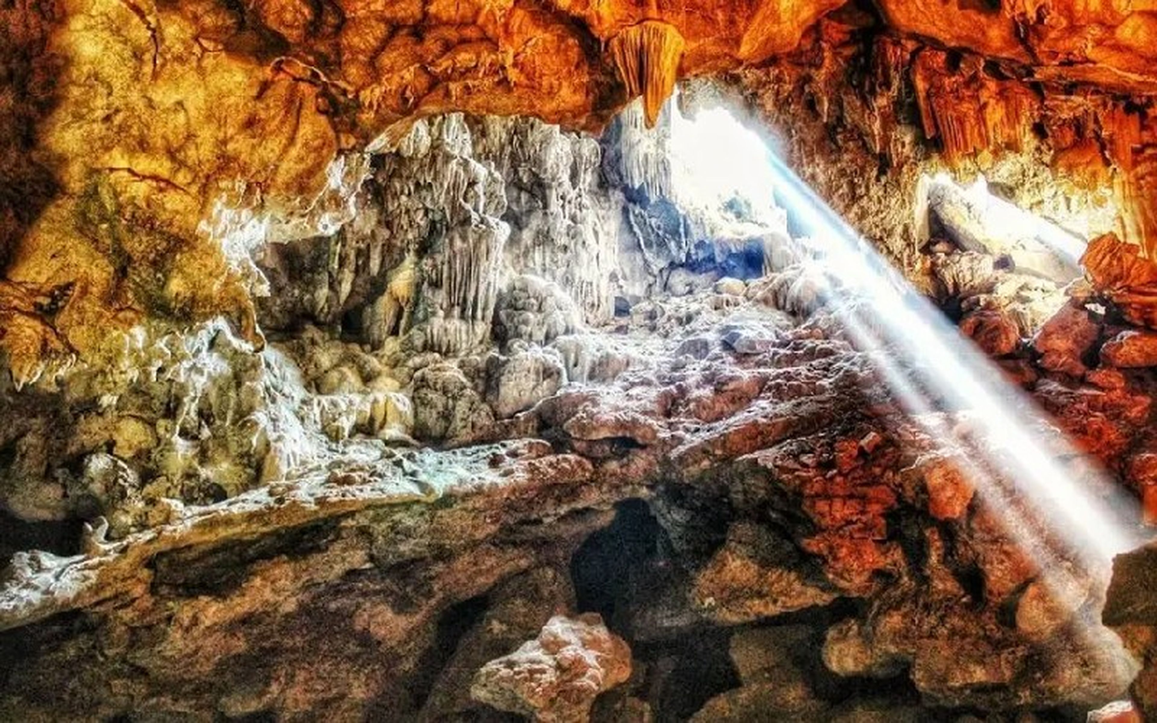 Khám phá hang Đầu Gỗ huyền bí giữa lòng vịnh Hạ Long - Hình 5