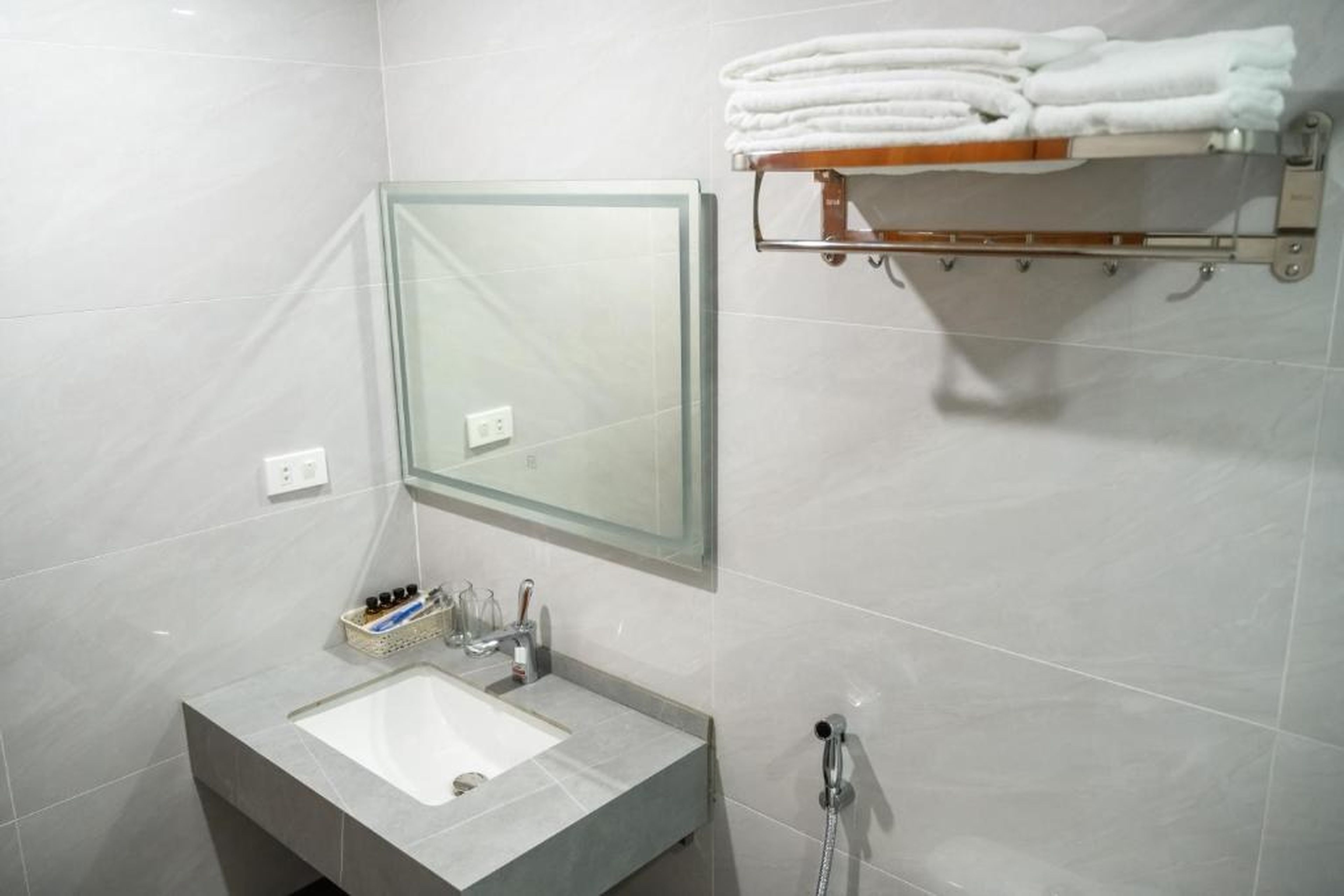 Hồng Ngọc Hạ Long Hotel - Hình 1