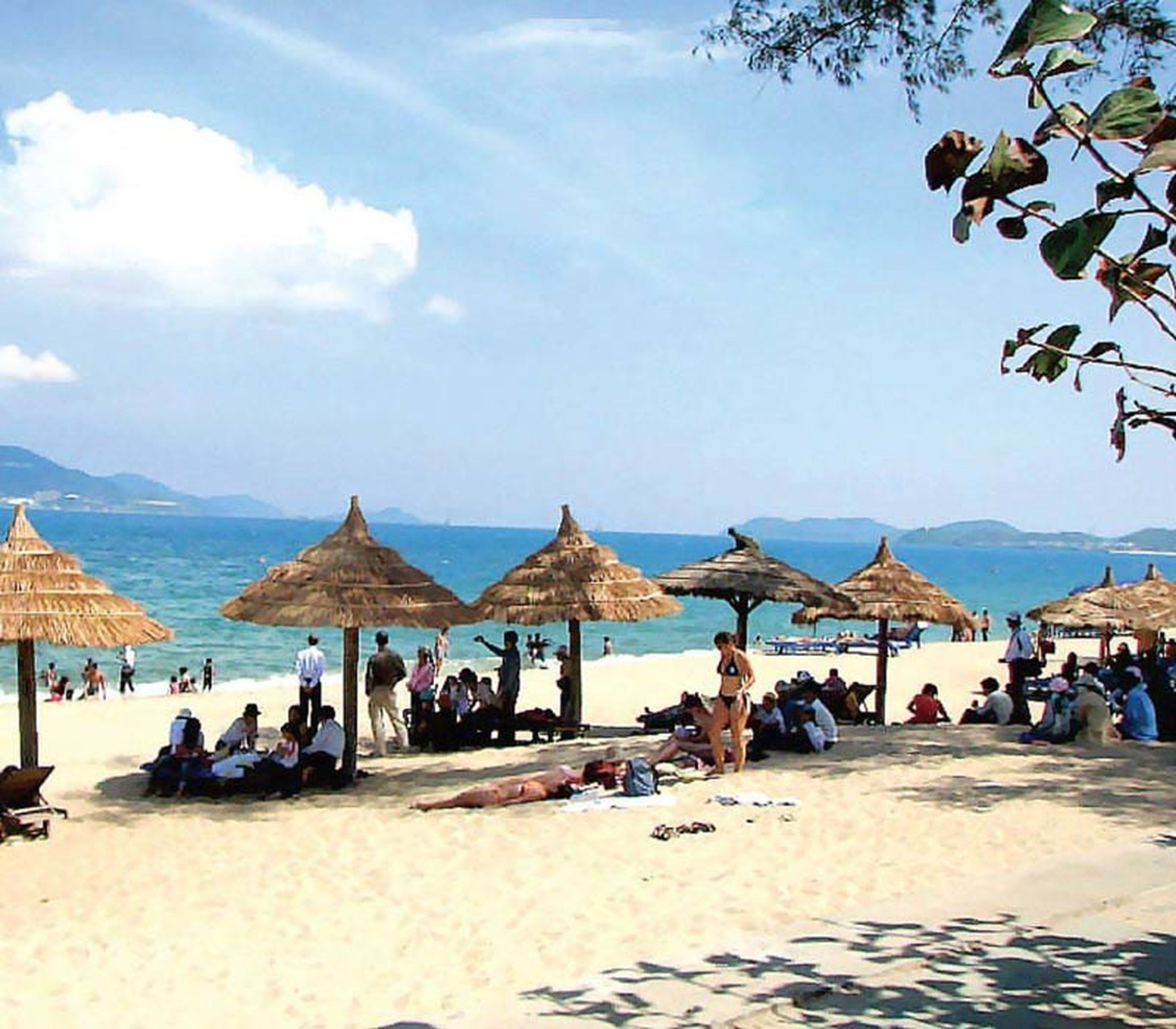 Điểm danh 8 bãi biển Quảng Ninh đẹp ngất ngây cho hè này - Hình 4