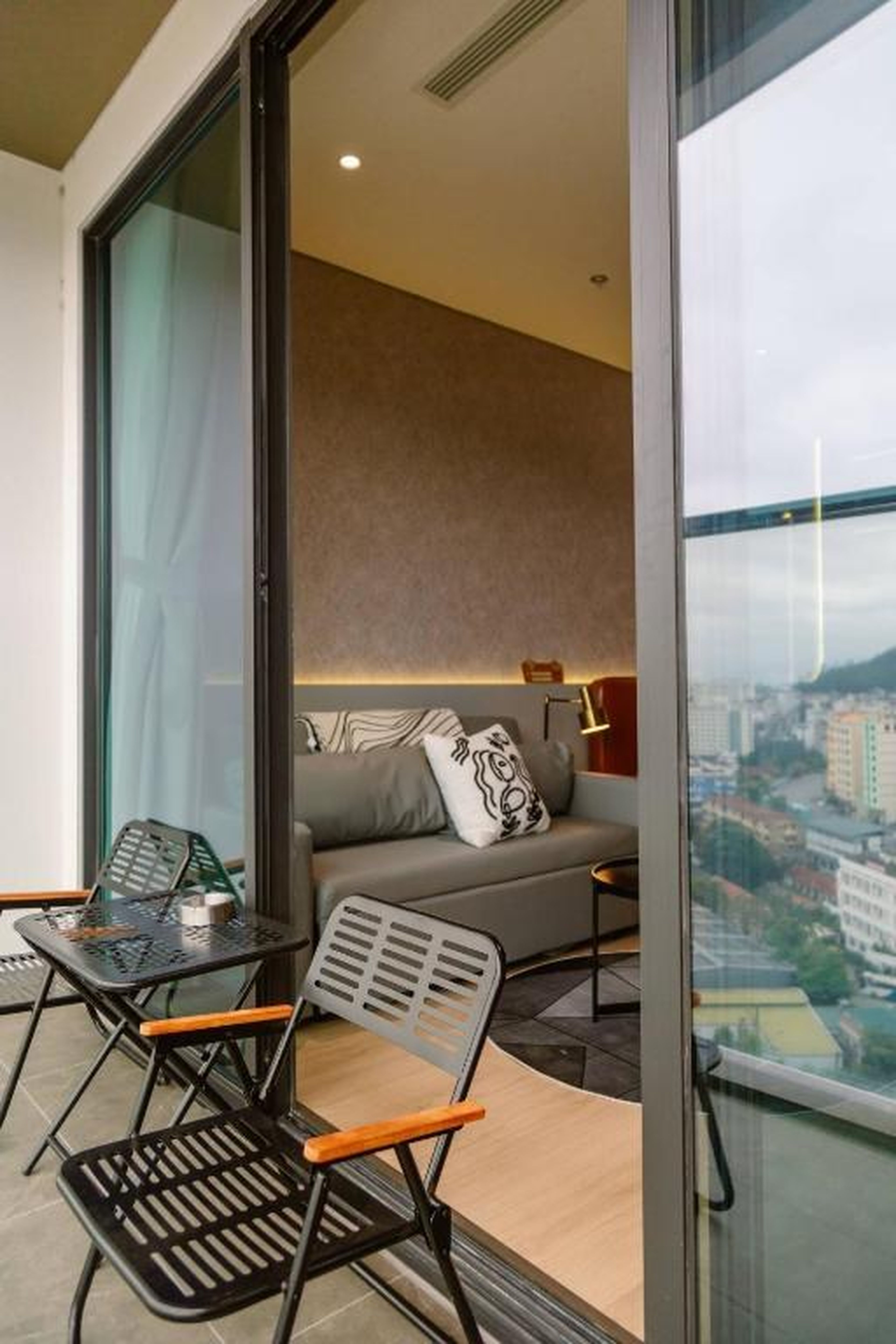 Modern Balcony Studio Near Sun World - The Holiday Ha Long - Hình 2