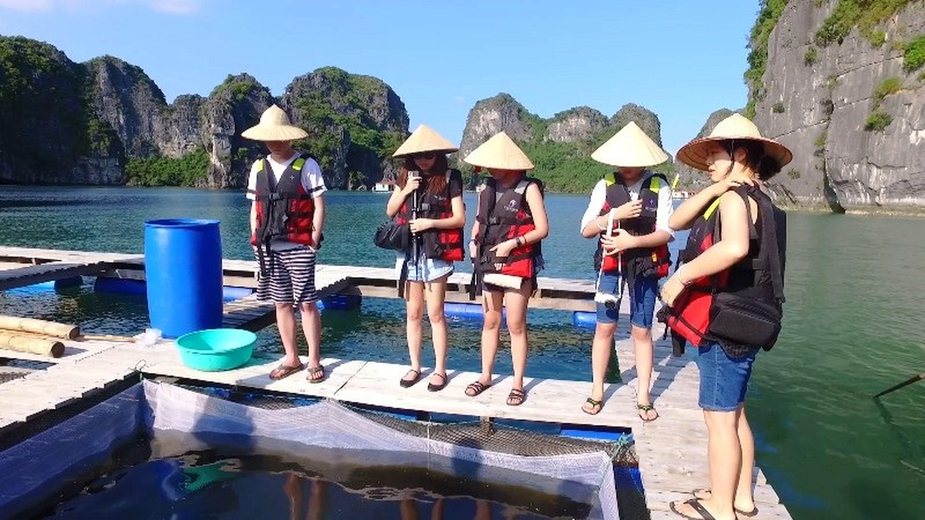 Discovering the Boat-Rowing Profession on the Bay – A “Specialty” of Ha Long Bay - Hình 11
