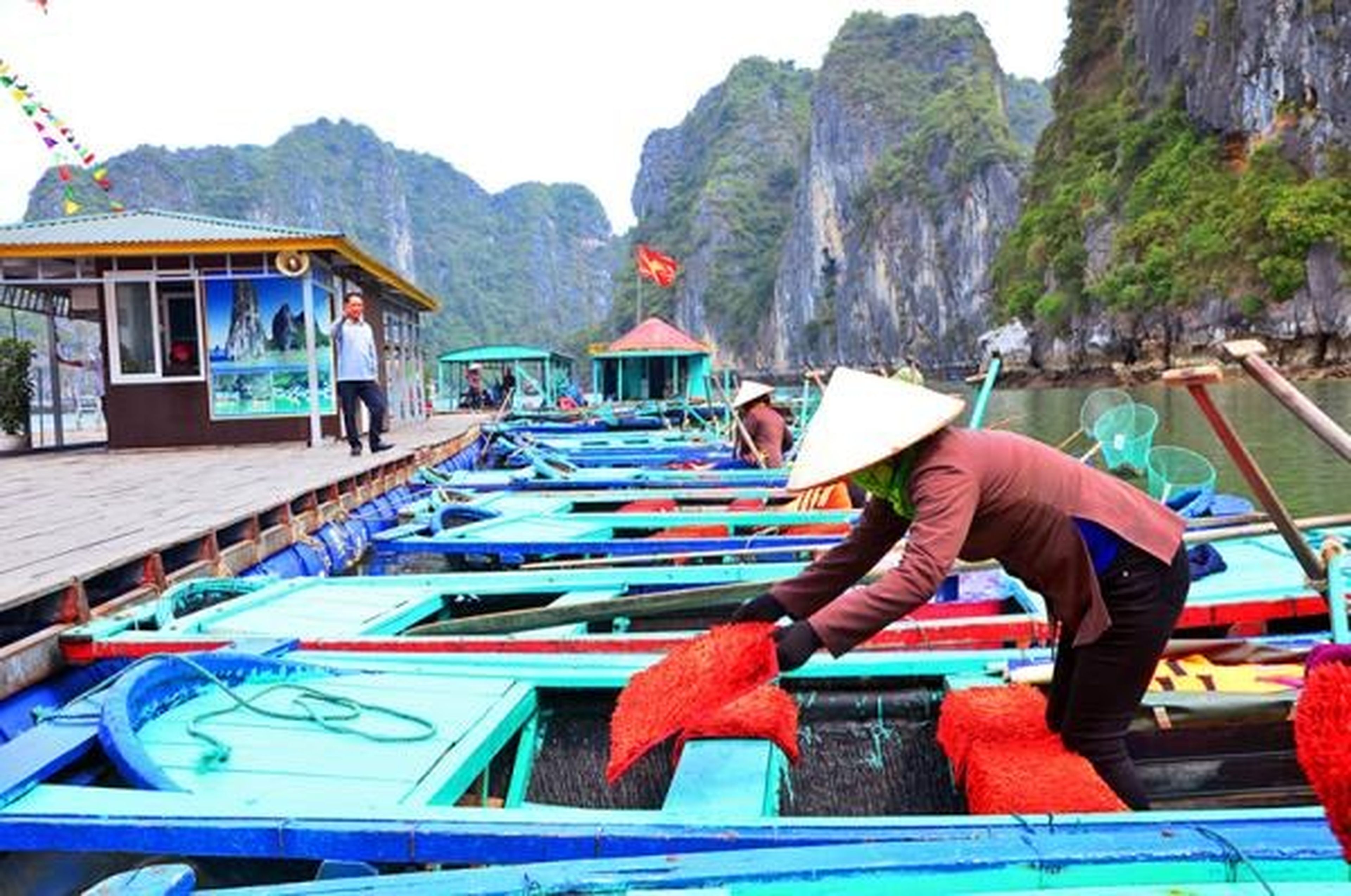 Discovering the Boat-Rowing Profession on the Bay – A “Specialty” of Ha Long Bay - Hình 14