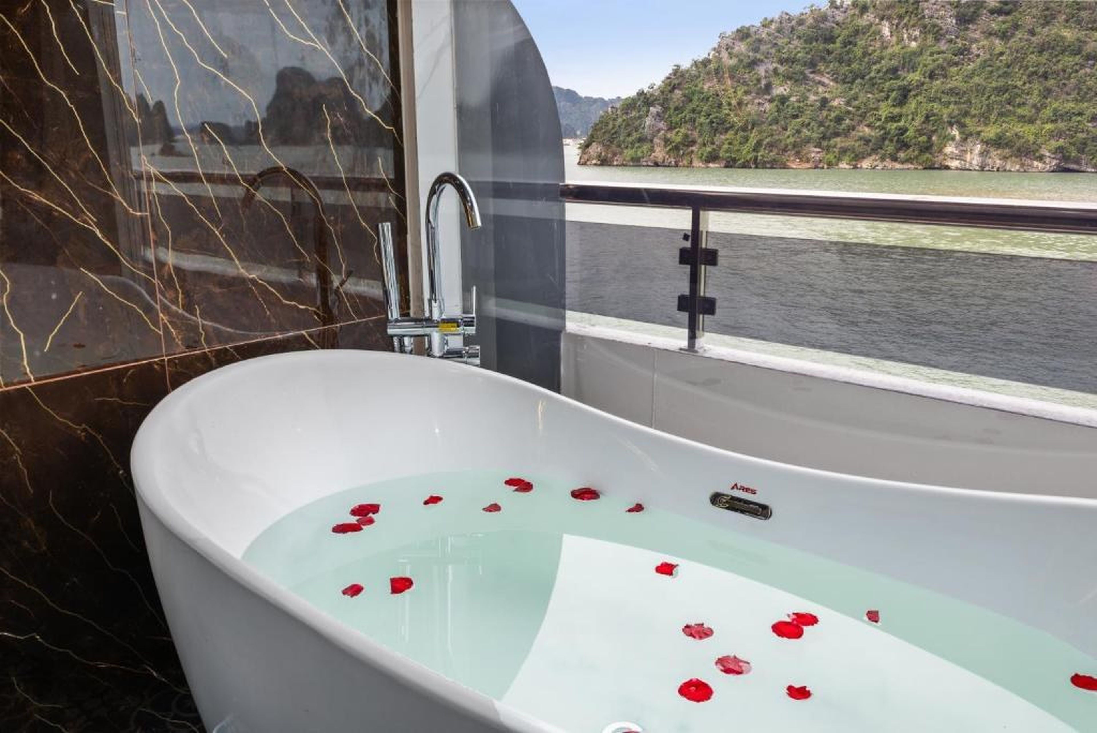 Aqua Luxury Cruise by AHG - Hình 2