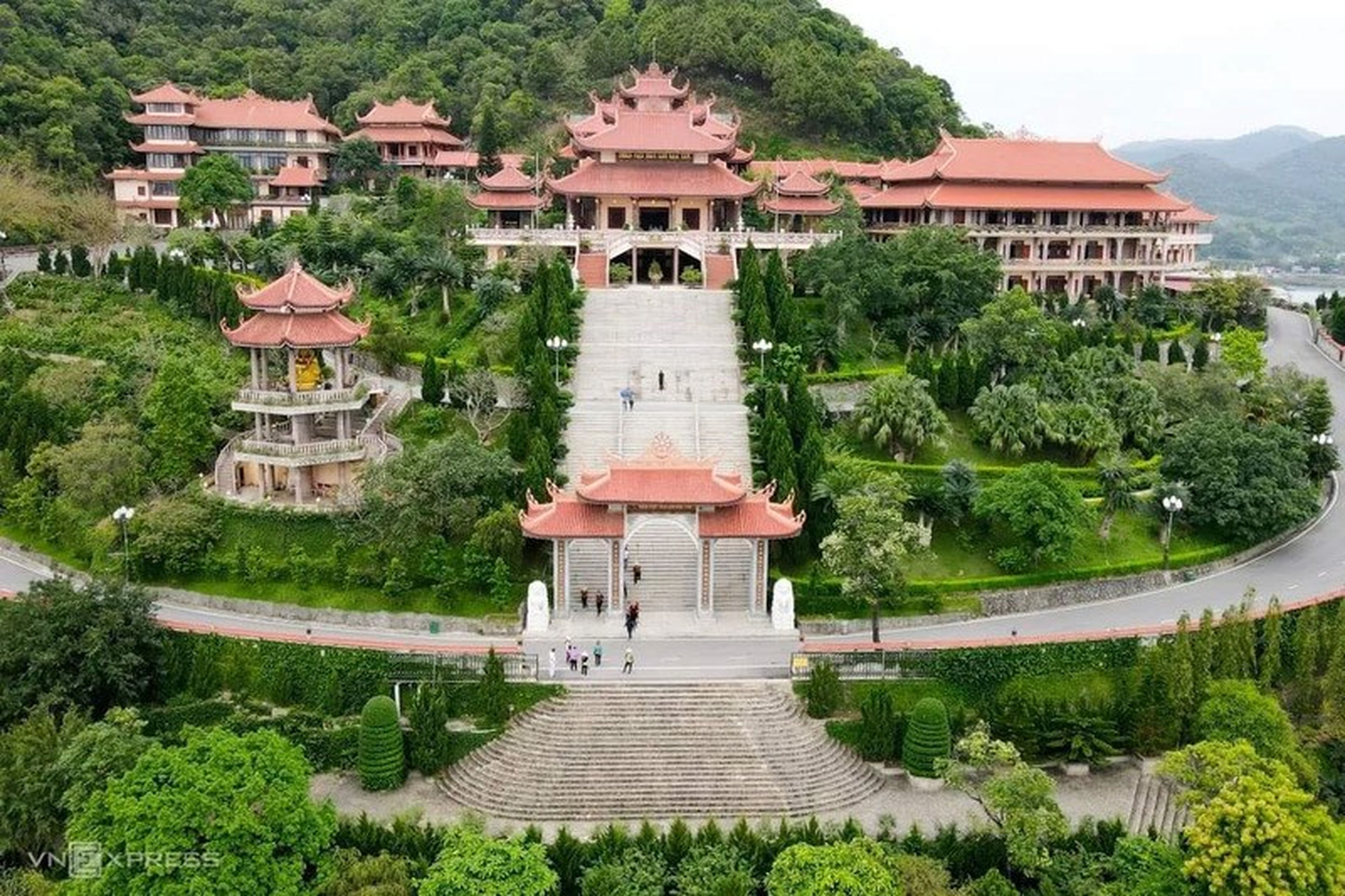 Cái Bầu Pagoda, a tranquil gem amid the Bái Tử Long wonder - Hình 8