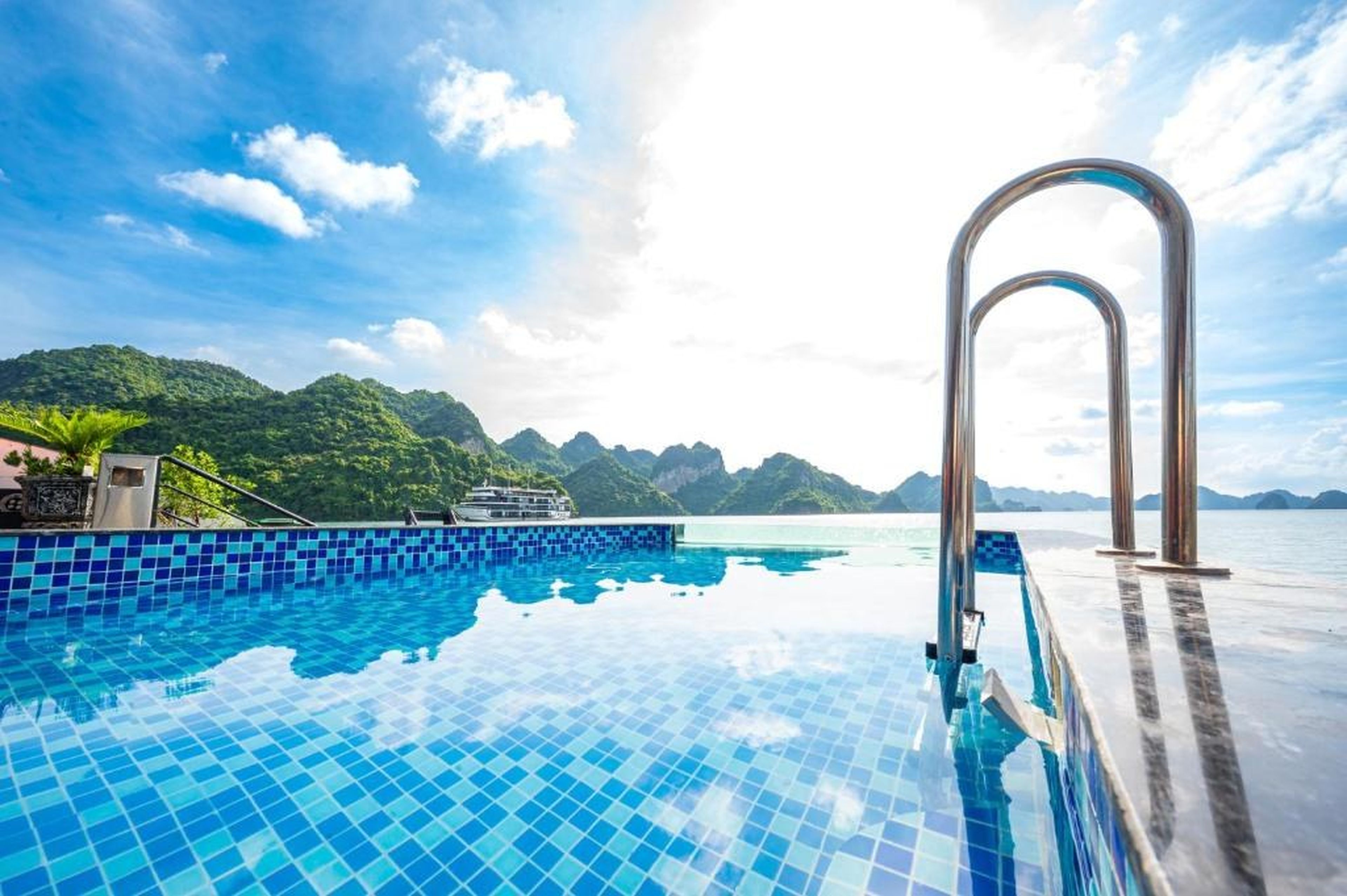 Venus Cruises Halong Bay by Venus Group - Hình 11