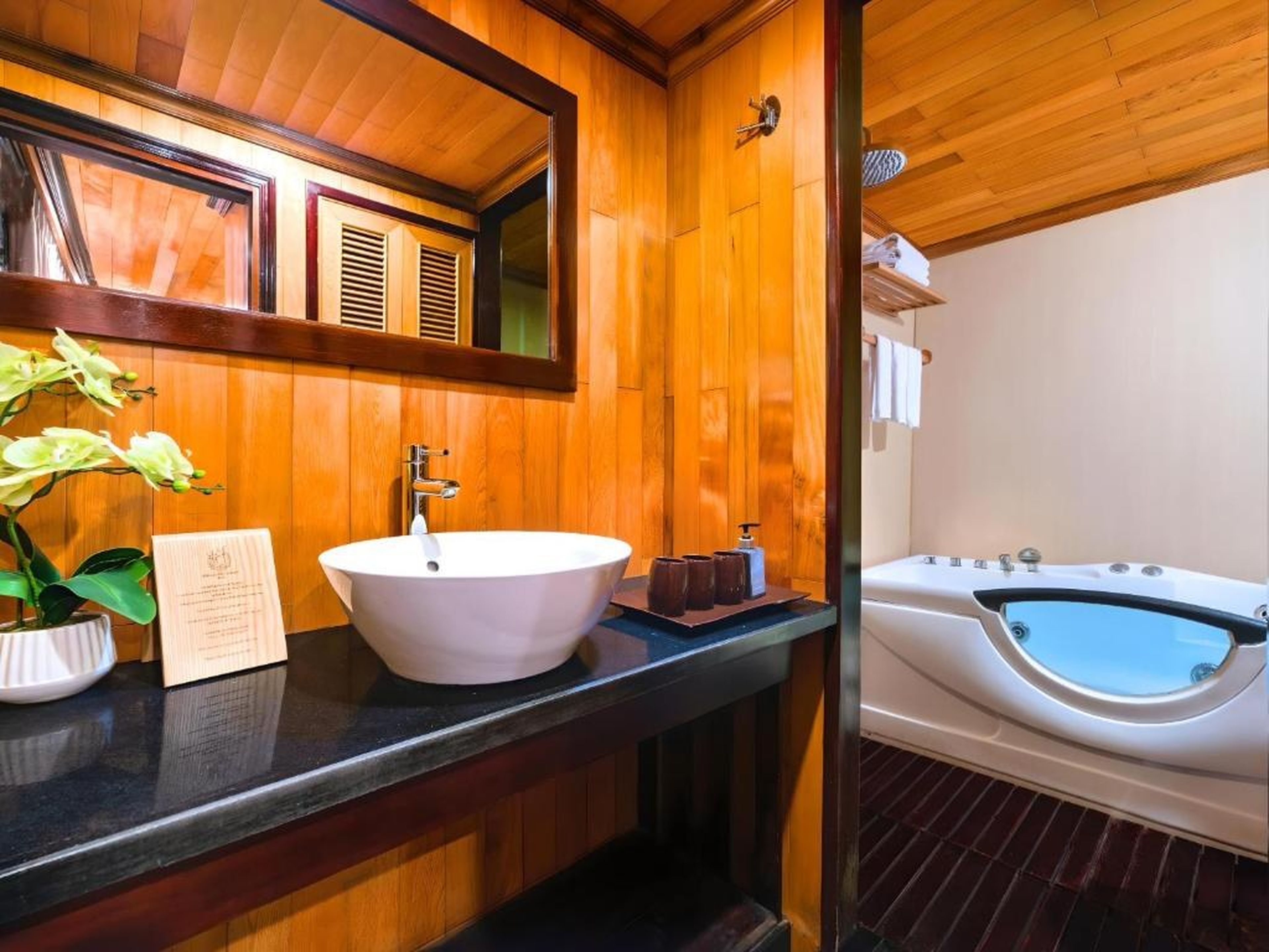 Hera Classic Boutique Cruise - Hình 42