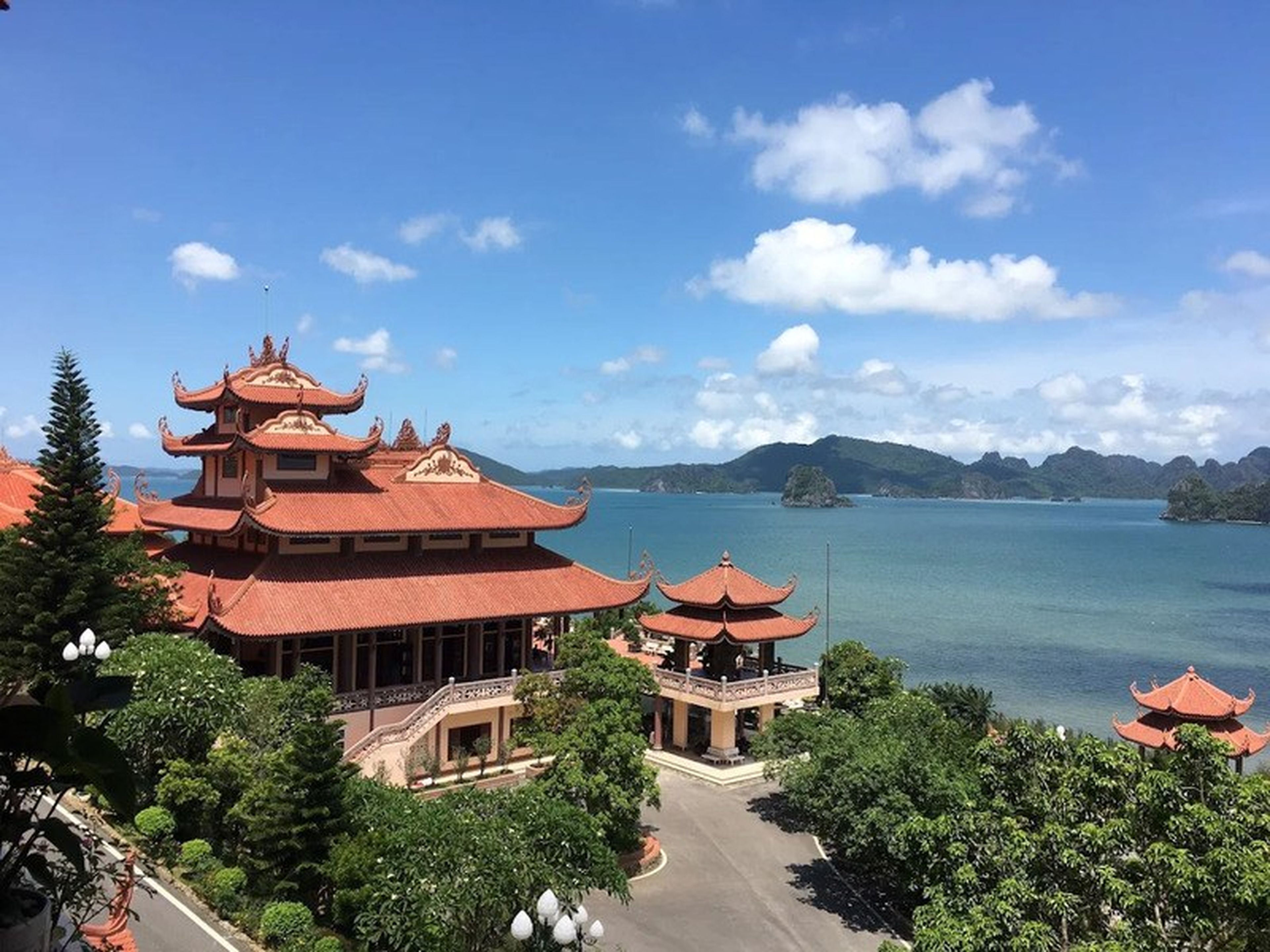 Cái Bầu Pagoda, a tranquil gem amid the Bái Tử Long wonder - Hình 1