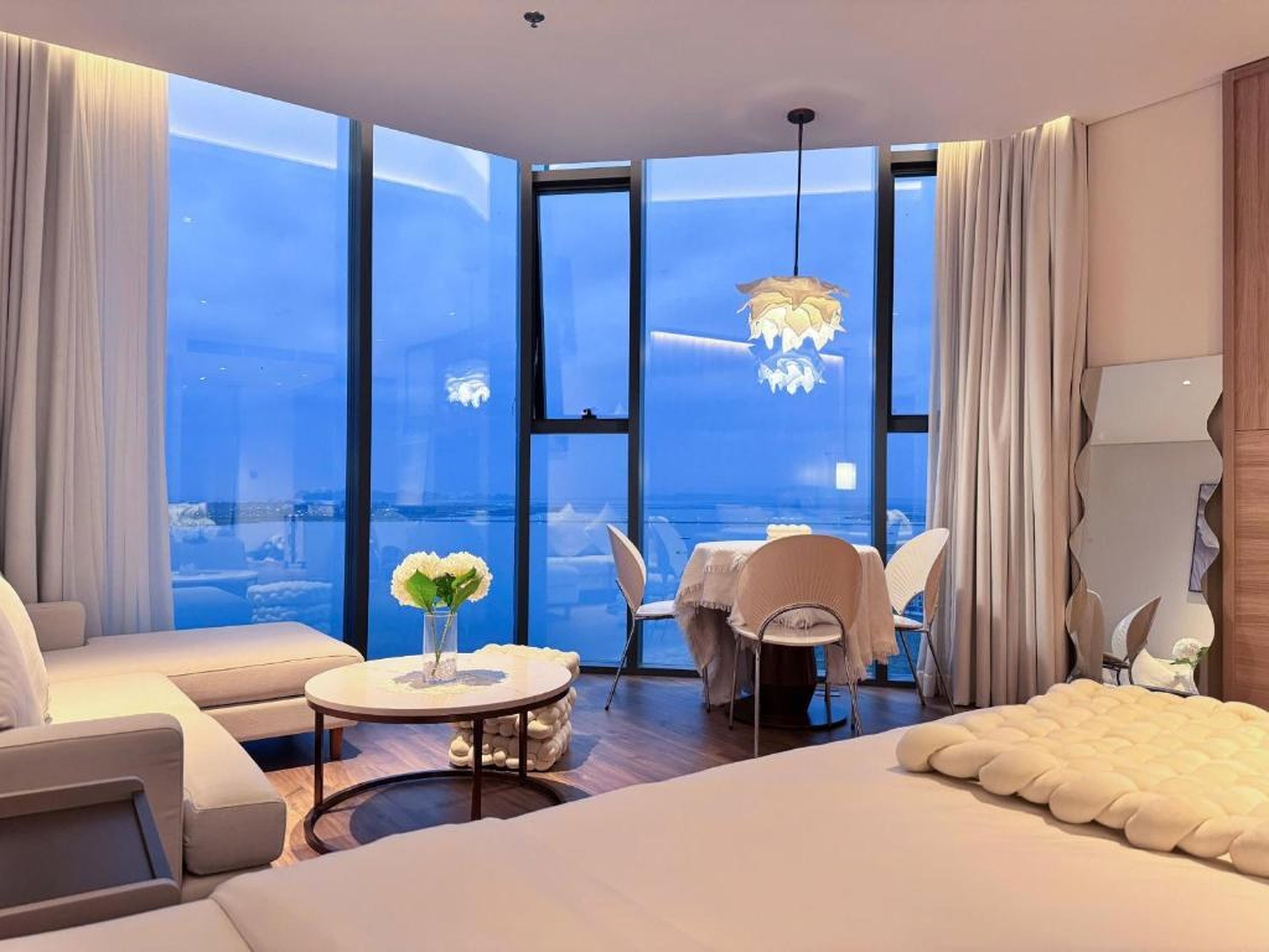 A La Carte Ha Long Bay Seaside Apartments - Hình 3