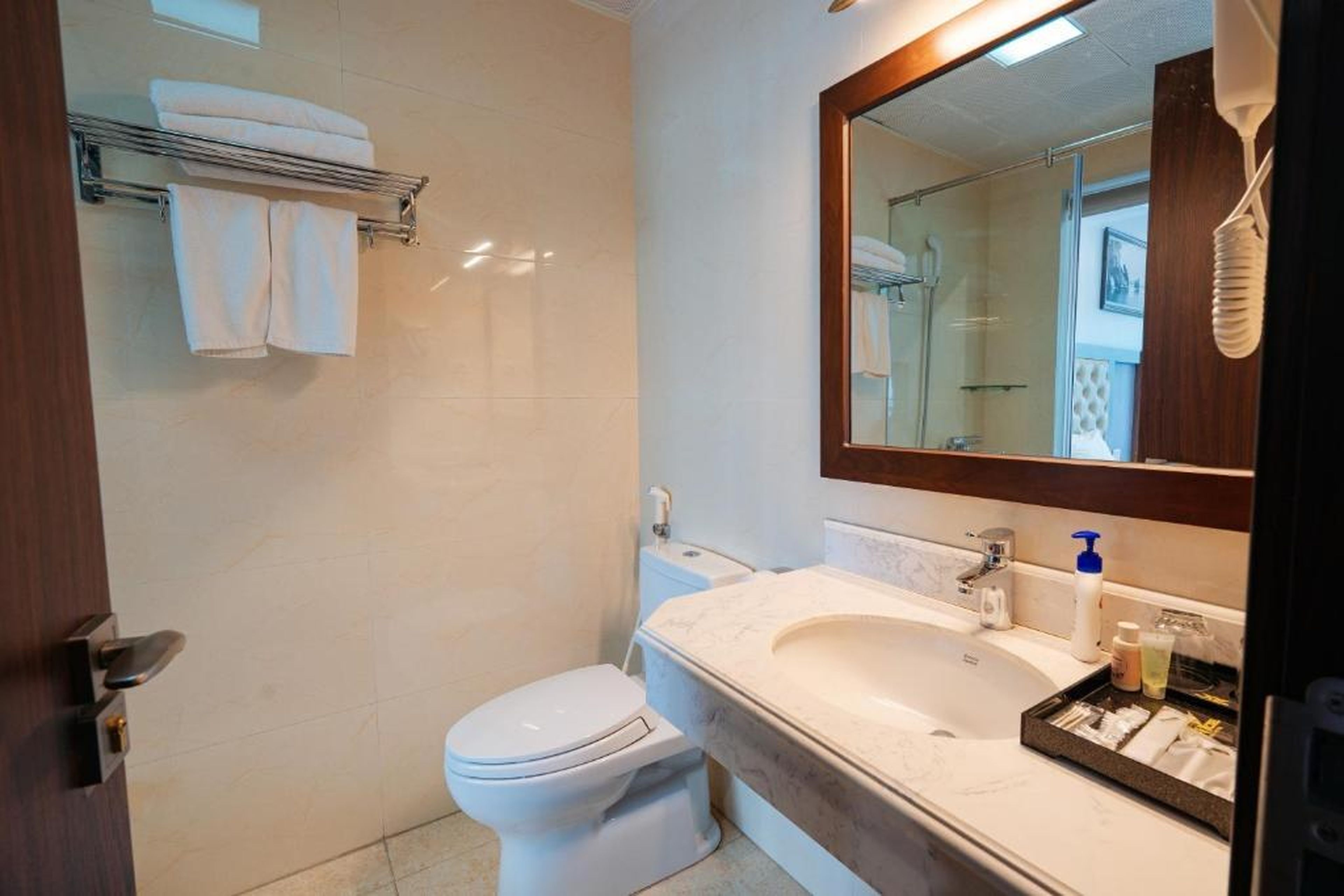 Topone Halong Hotel - Hình 11