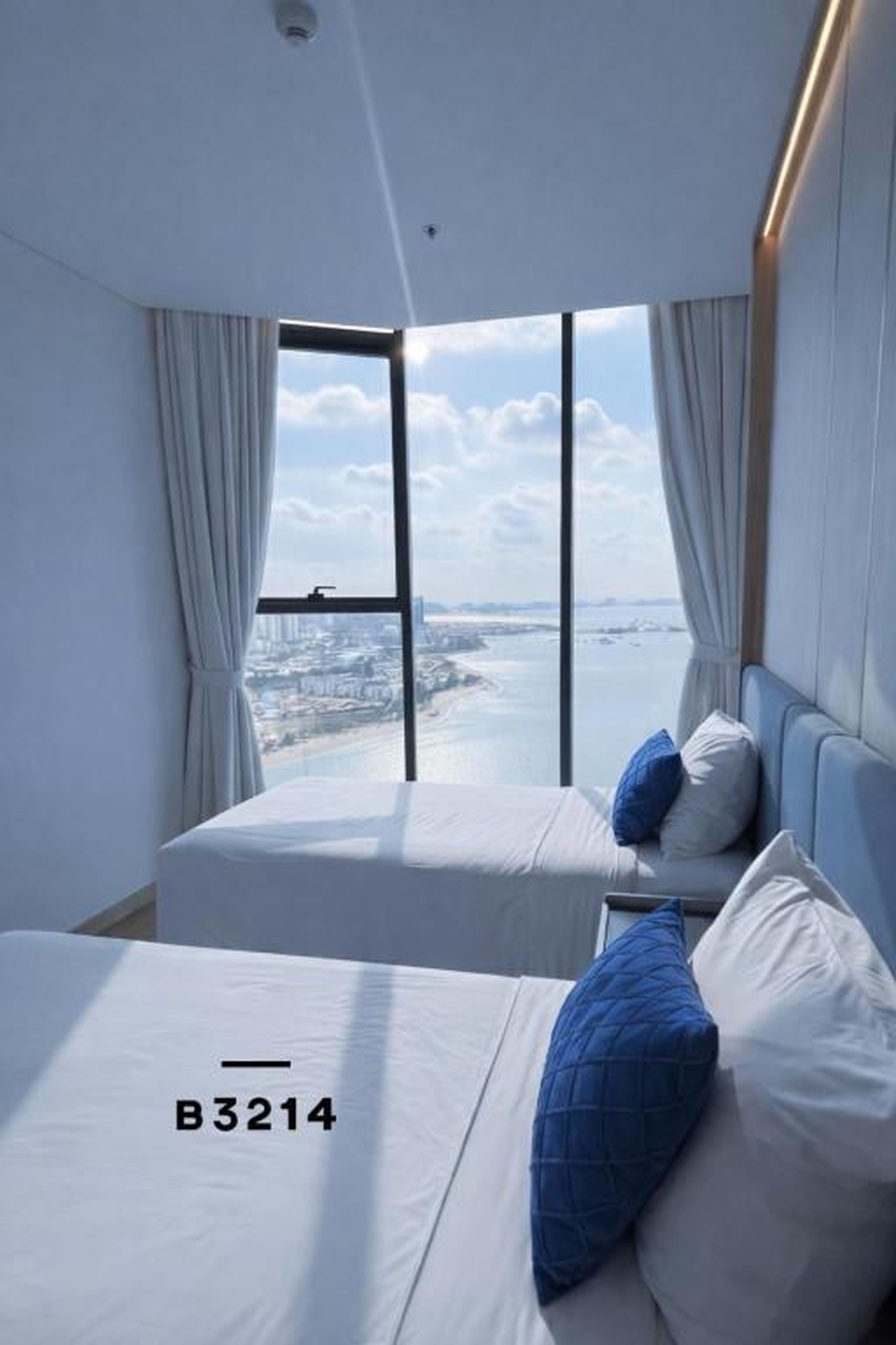 A La Carte Ha Long Oceanview Panoramic 2BR2WC 75m2 Suite with balcony - Hình 1