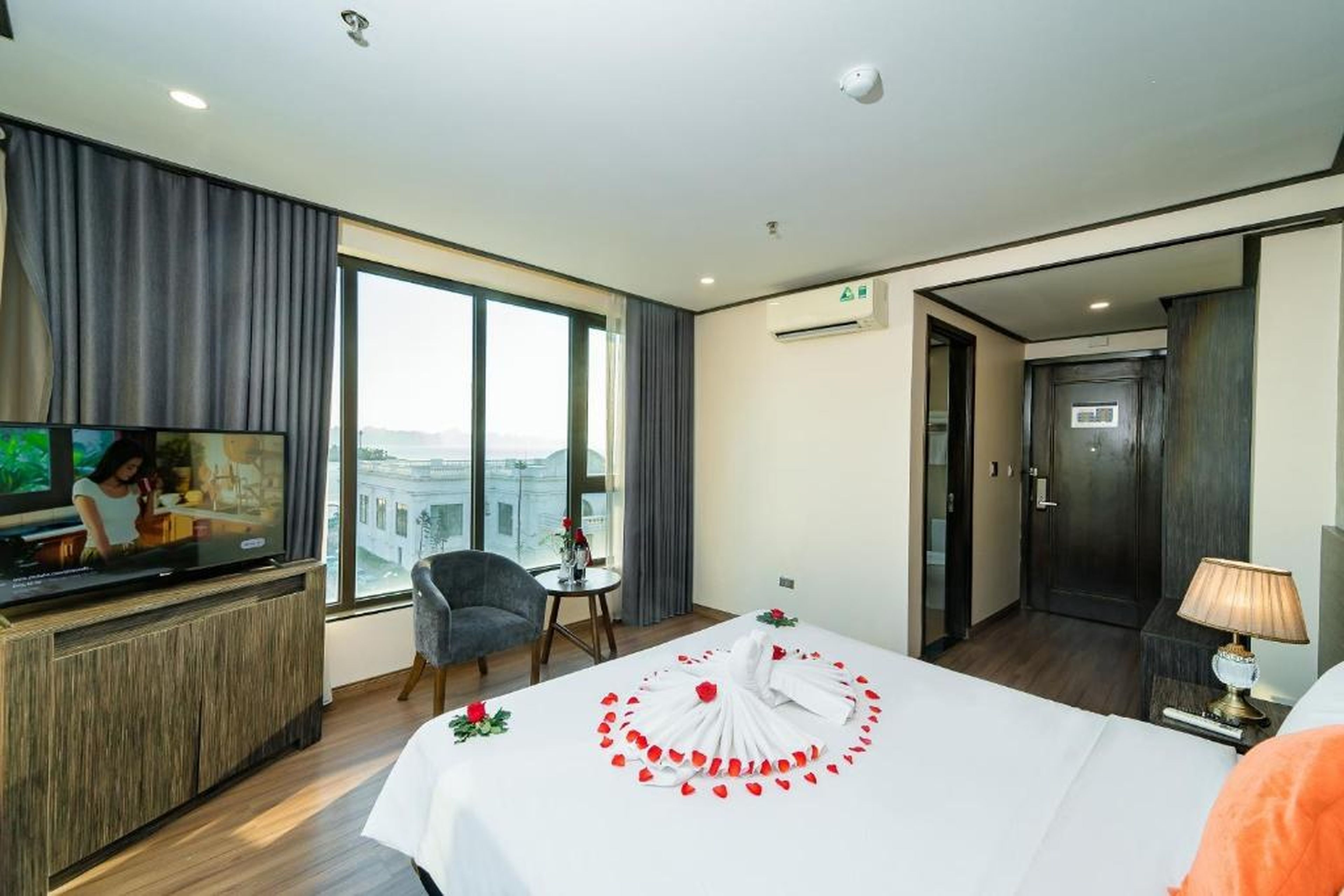 The One Ha Long Hotel - Hình 39