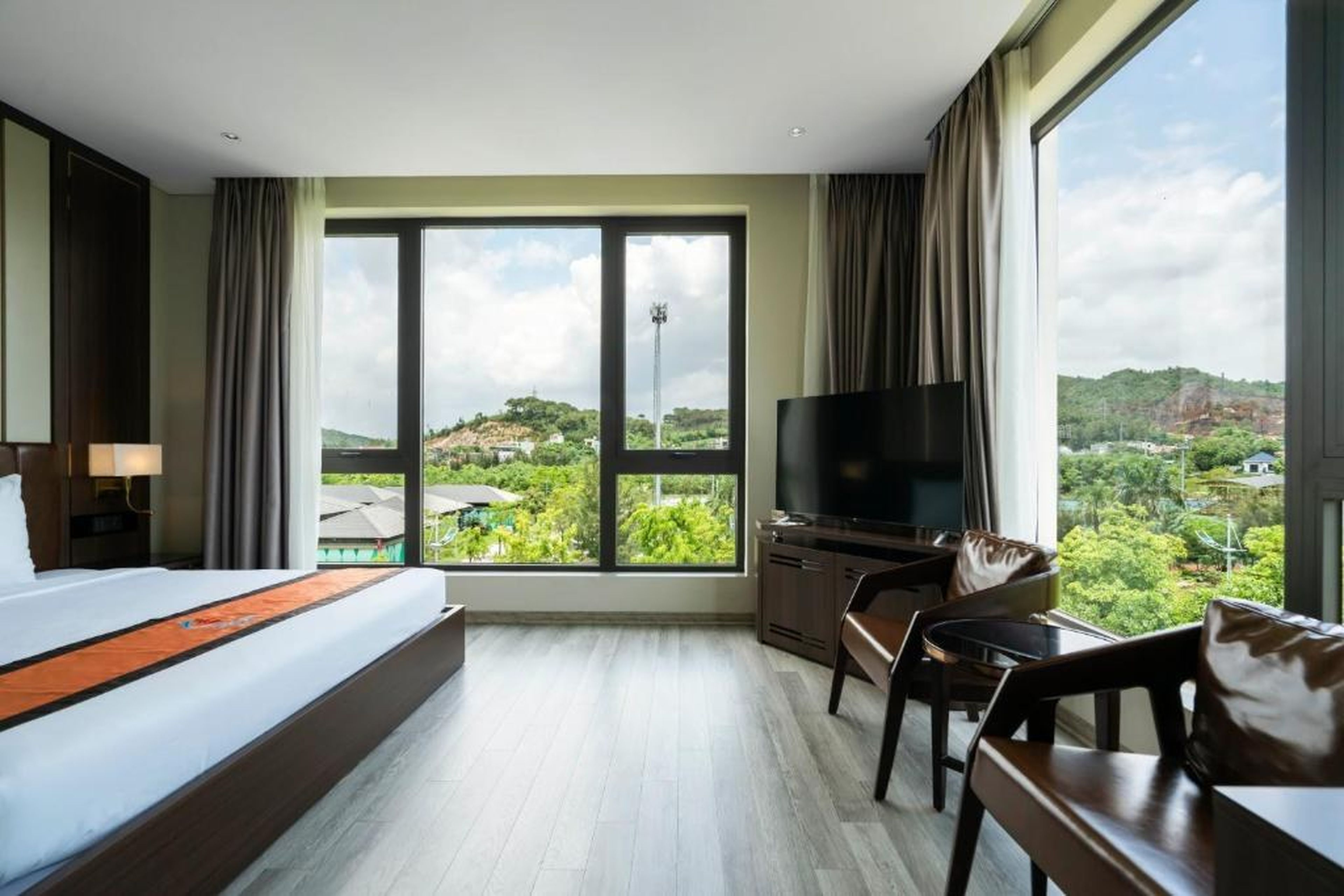 Ruby Hotel Van Don - Hình 30