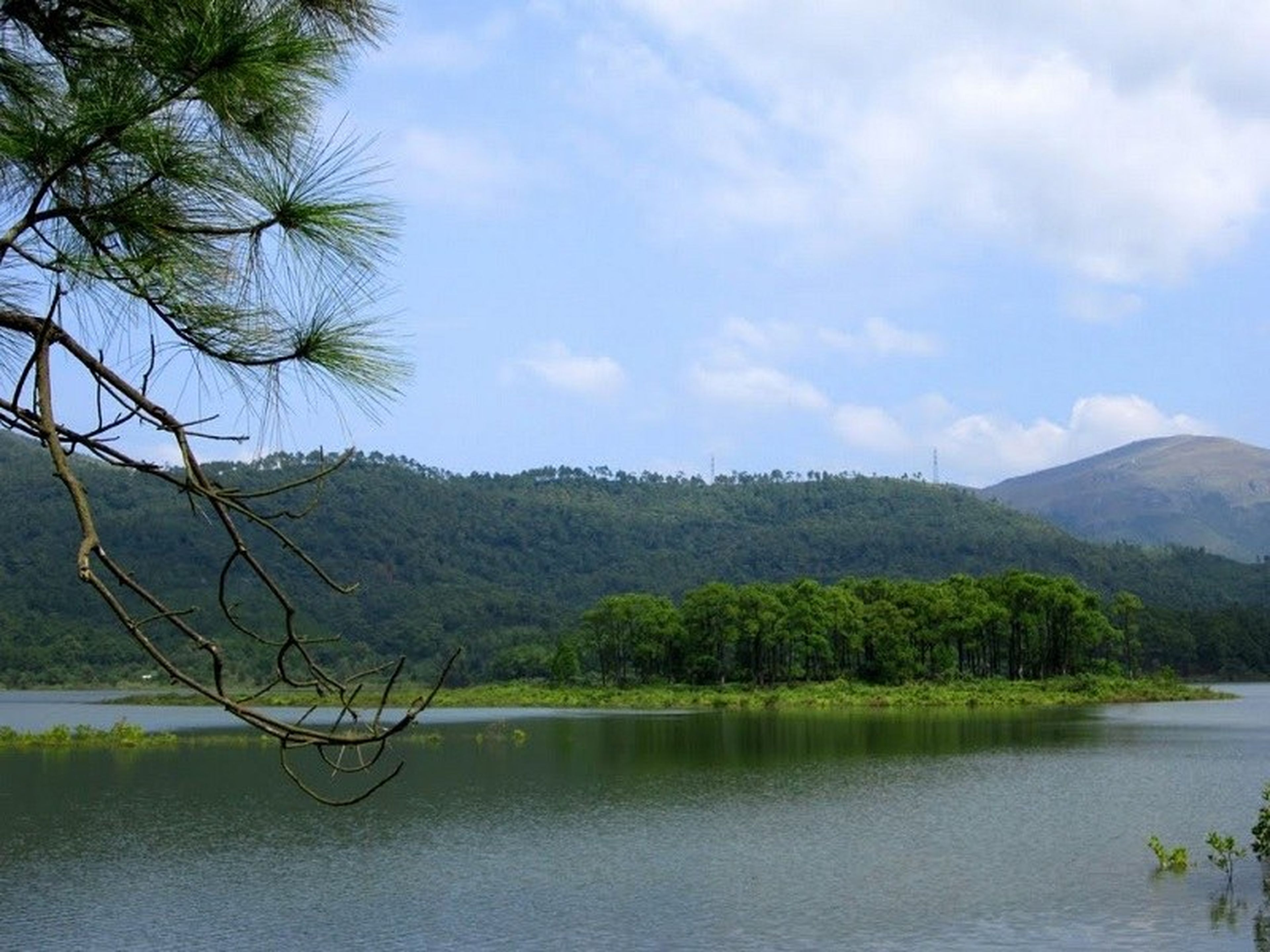 Yên Trung Lake Exudes a Relaxed Weekend Ambiance - Hình 3