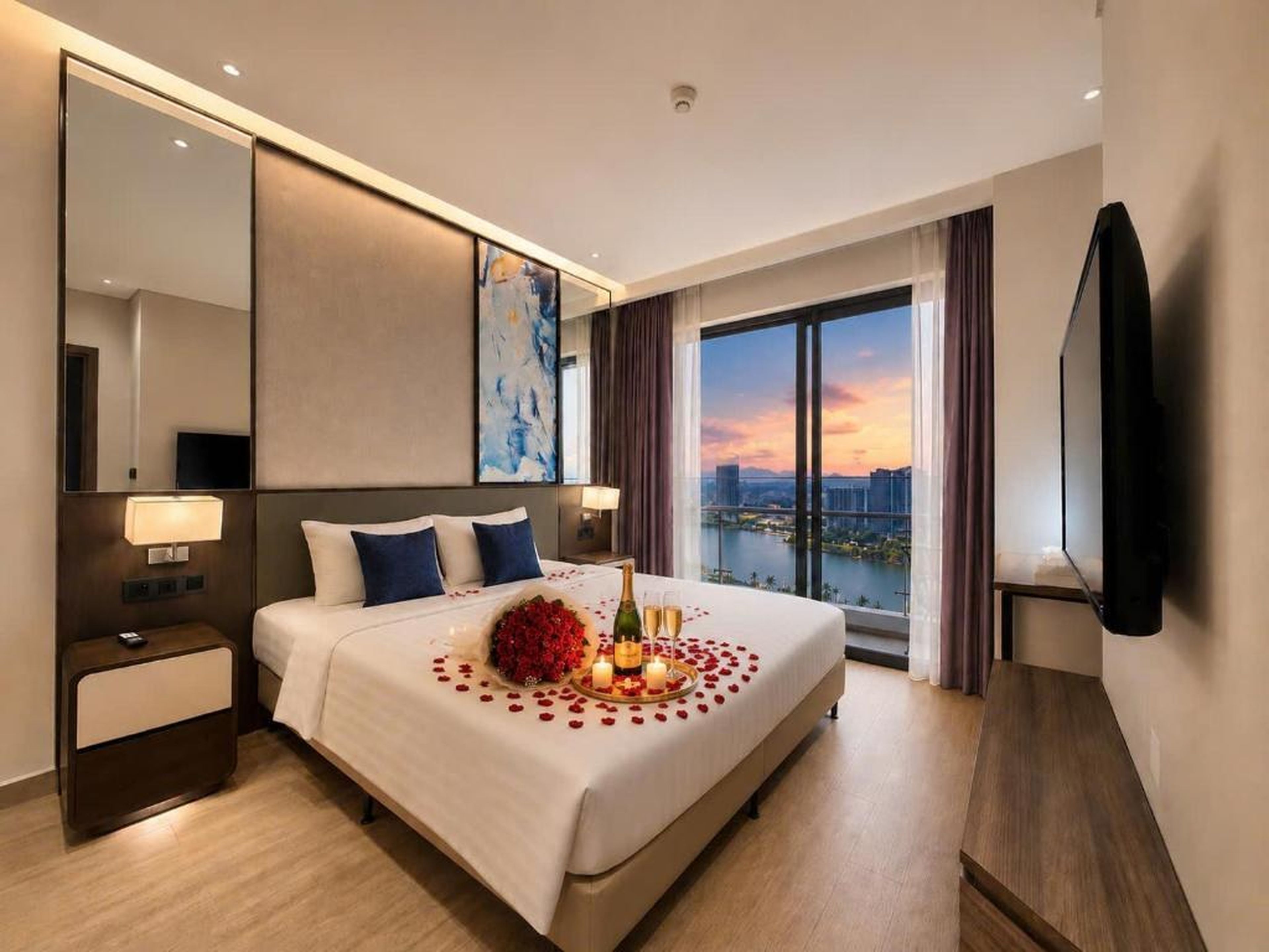 Lumia Homestay Sunset at Citadines Ha Long - Hình 2