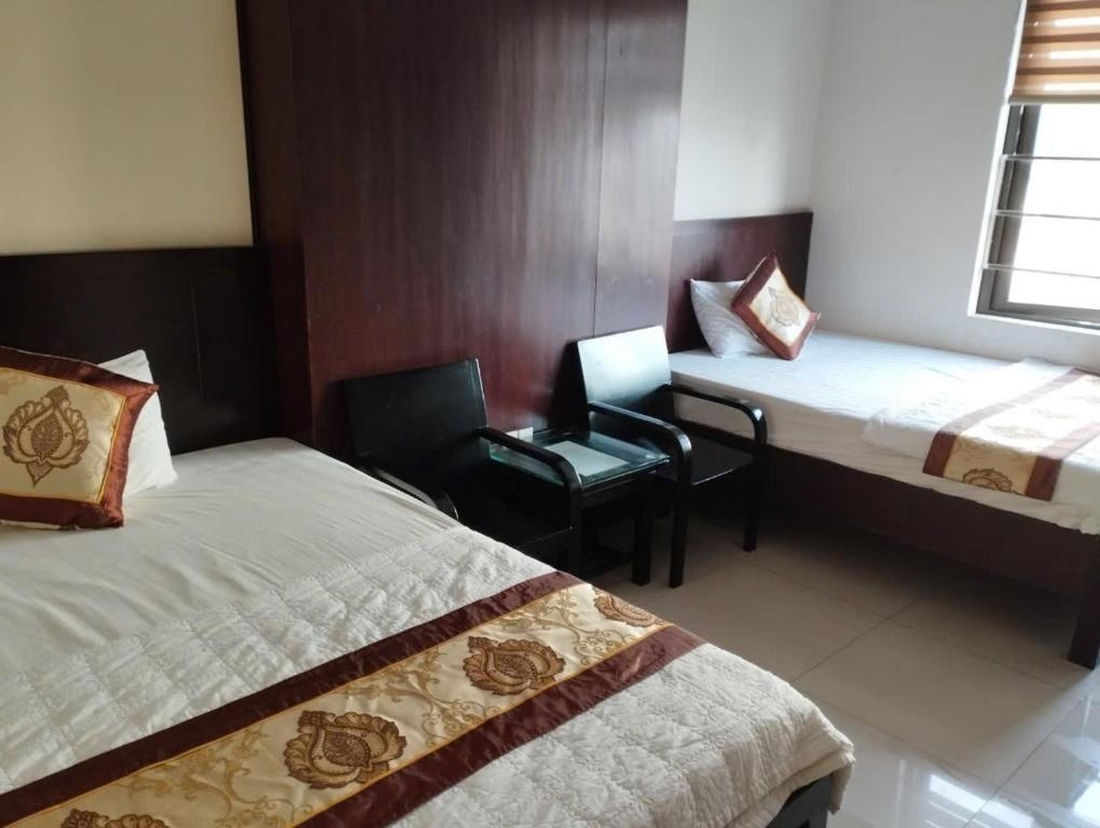 Hotel in central HaLong bay, very friendly, spotless, spacious and airy - Hình 9