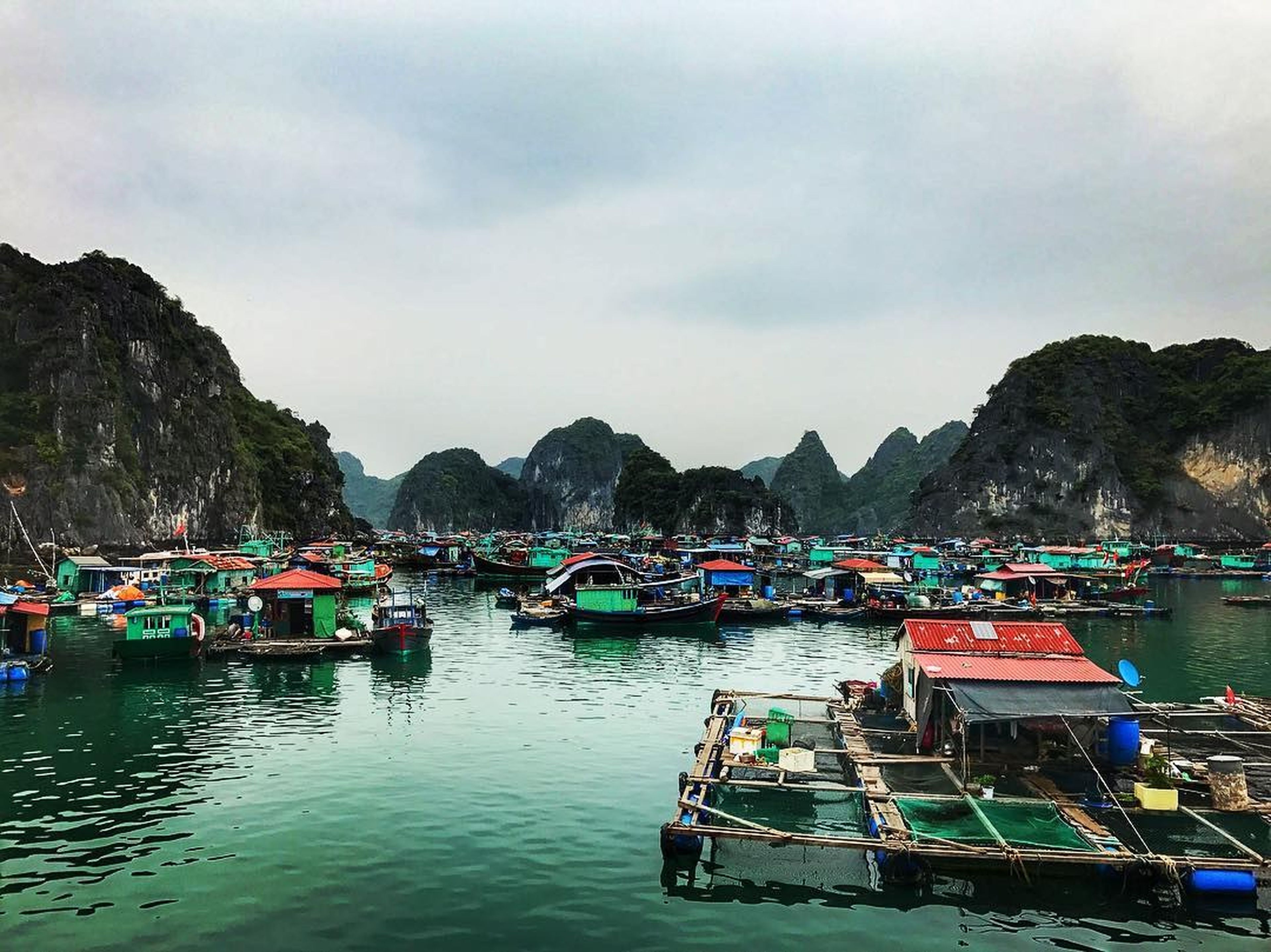 Làng chài Cửa Vạn - Ngôi làng nhỏ thanh bình giữa Vịnh Thiên Đường - Hình 3