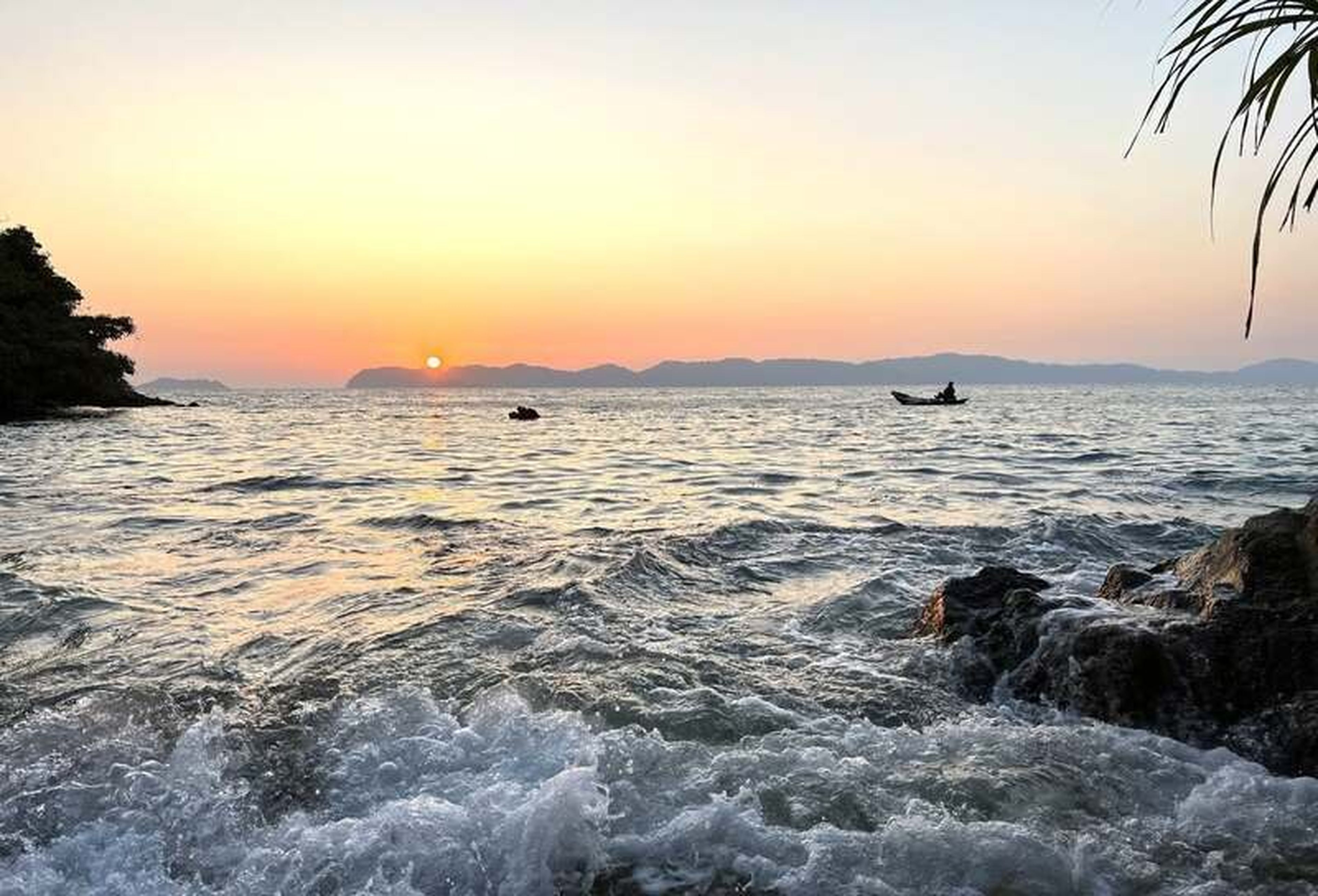 Đảo Đá Dựng, viên ngọc thô giữa lòng Quảng Ninh - Hình 3
