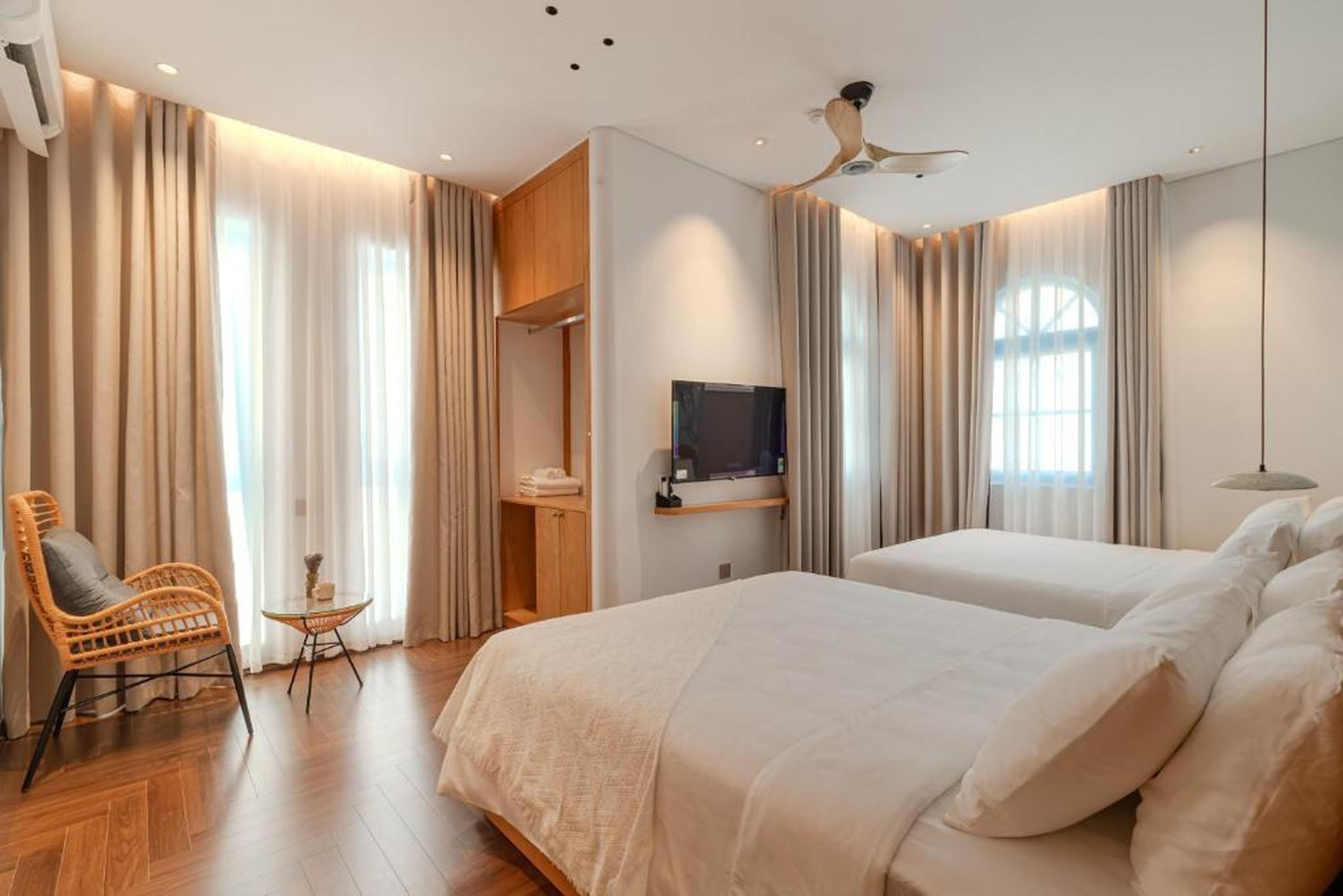 S Villa Ha Long - City Center & Near Beach - 4BR Private Villa with Pool, Jacuzzi, Sauna, Karaoke - Hình 23