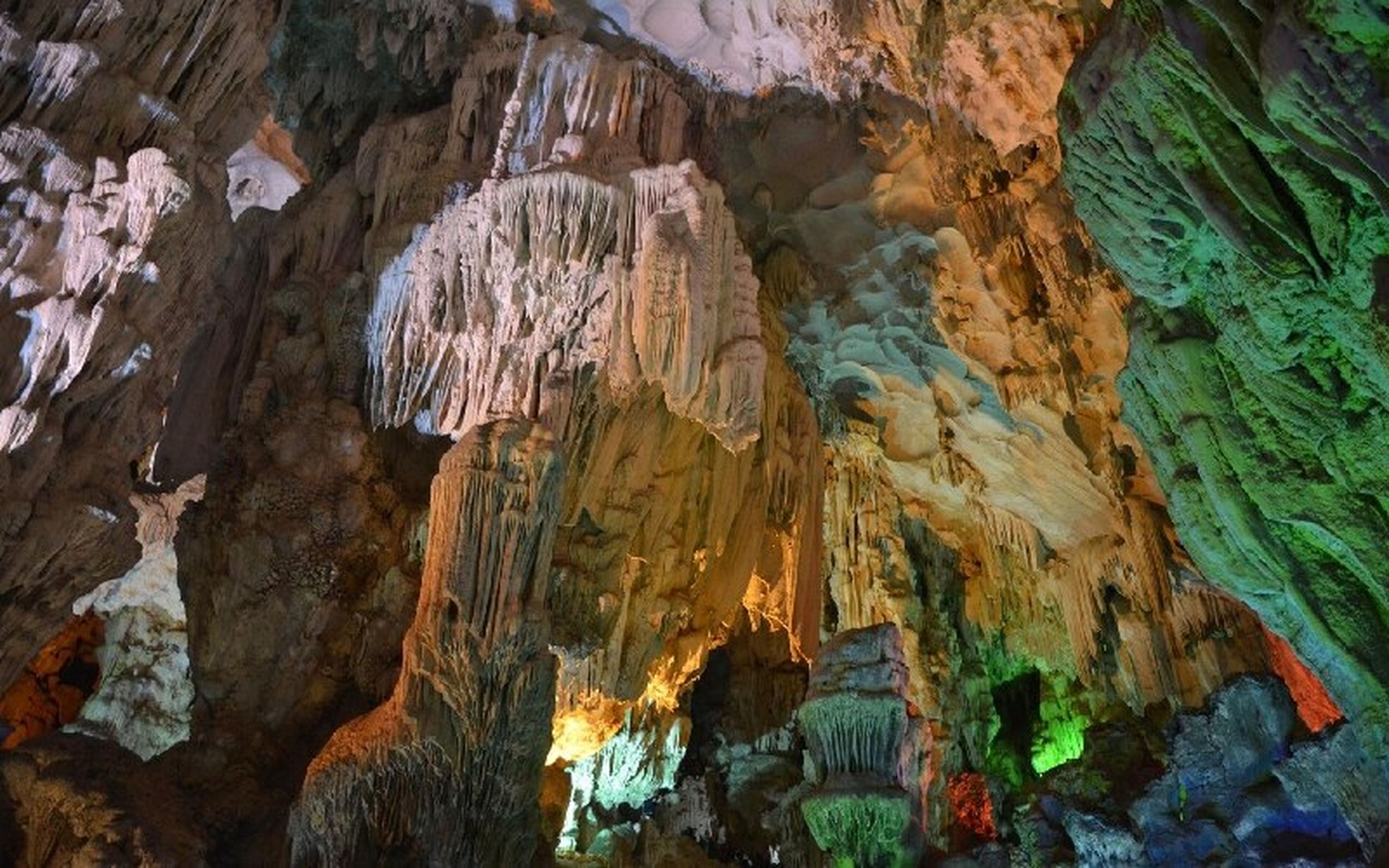 Khám phá hang Đầu Gỗ huyền bí giữa lòng vịnh Hạ Long - Hình 6