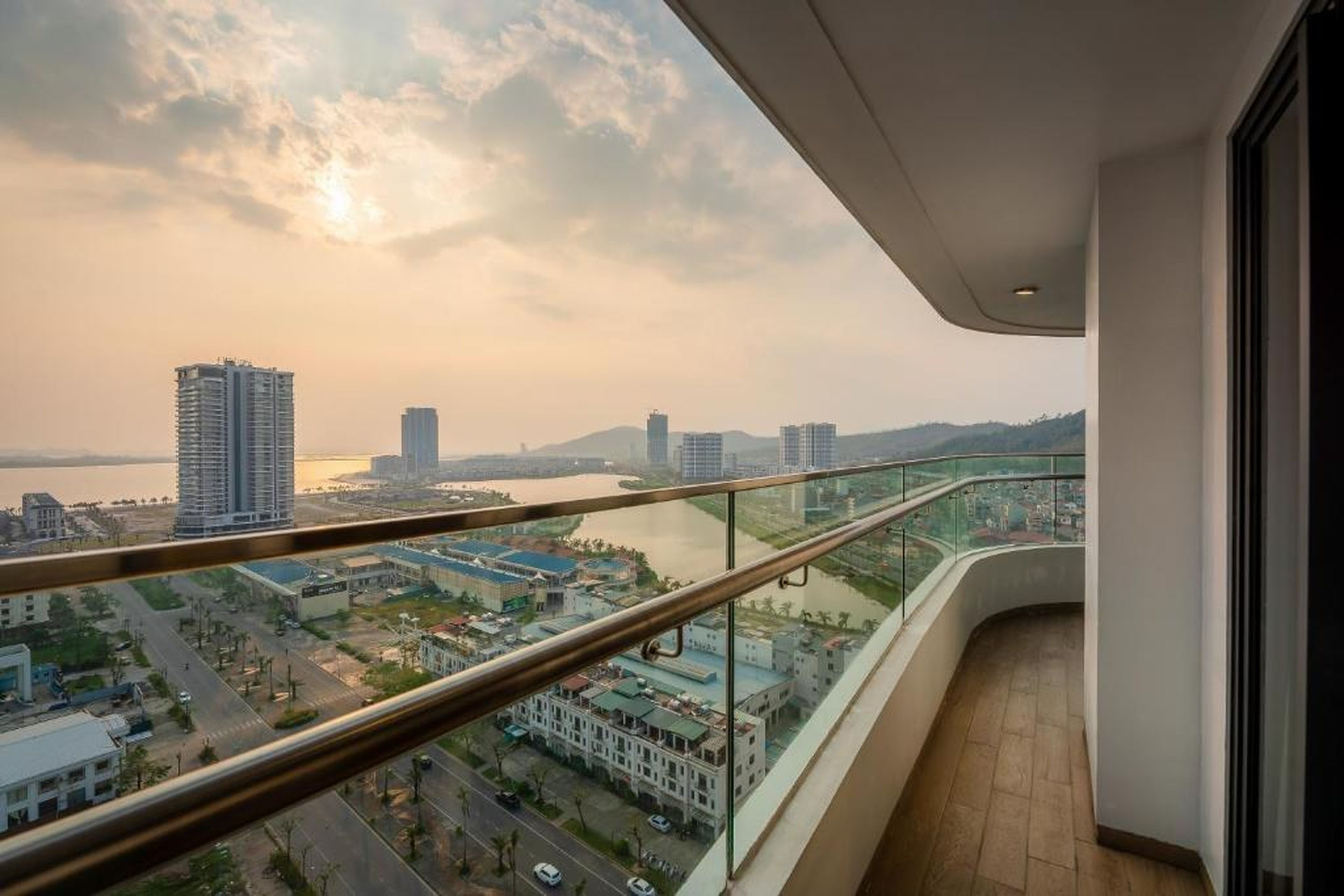 DeLaSea Ha Long Hotel - Modern Bayview Escape - Hình 24