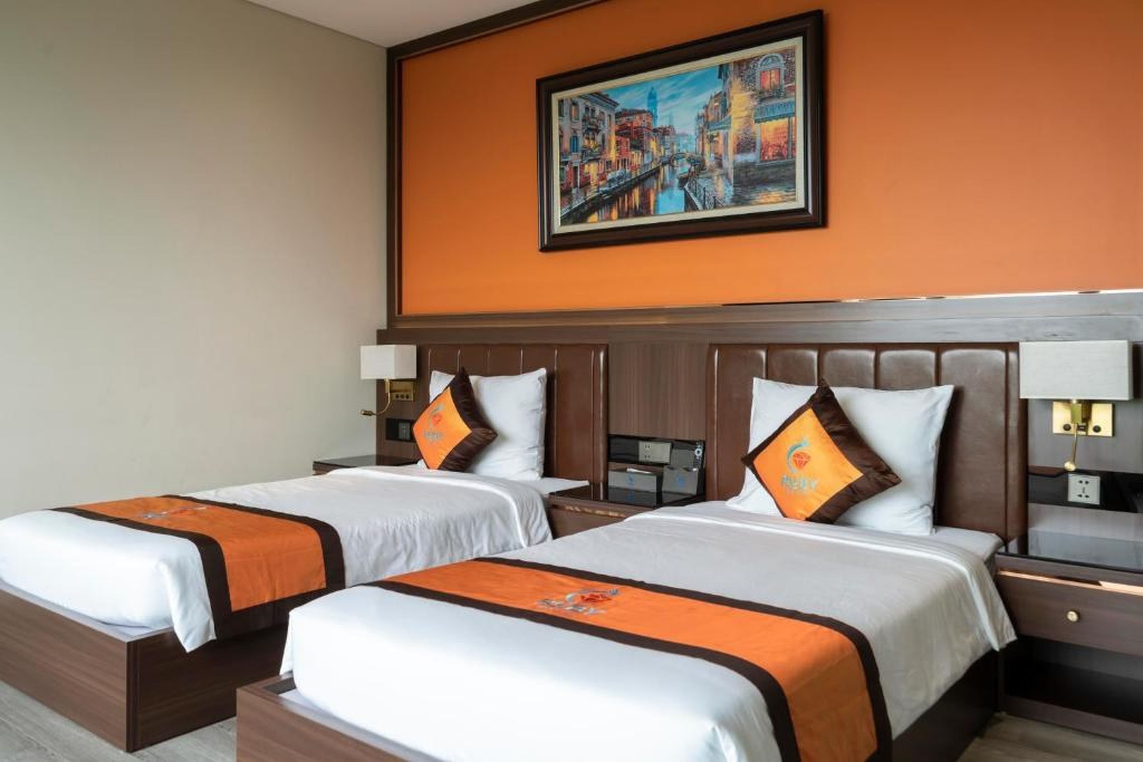 Ruby Hotel Van Don - Hình 31
