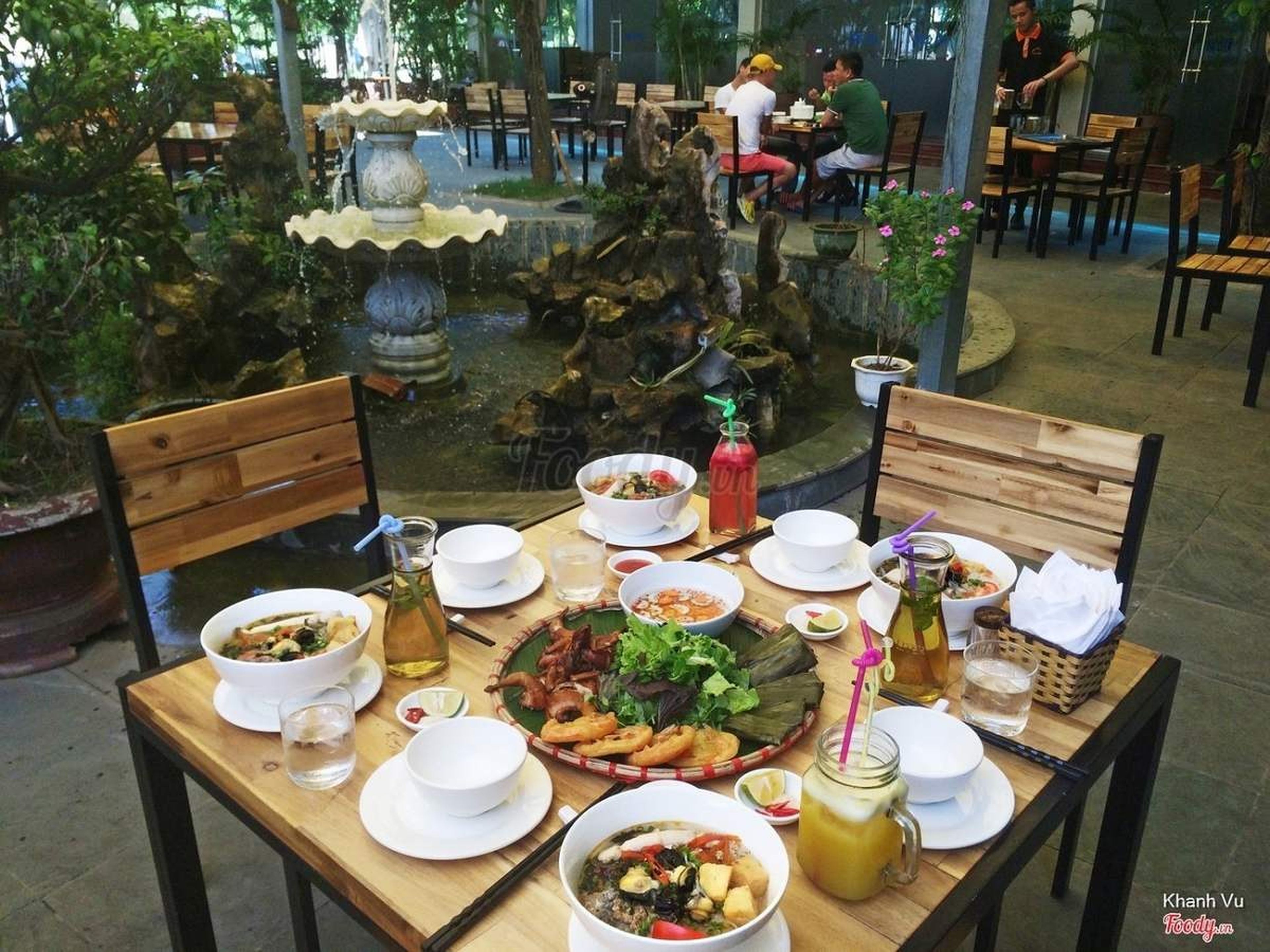 Thưởng thức ẩm thực trong khuôn viên 900m2 của nhà hàng Hòn Gai - Hình 3
