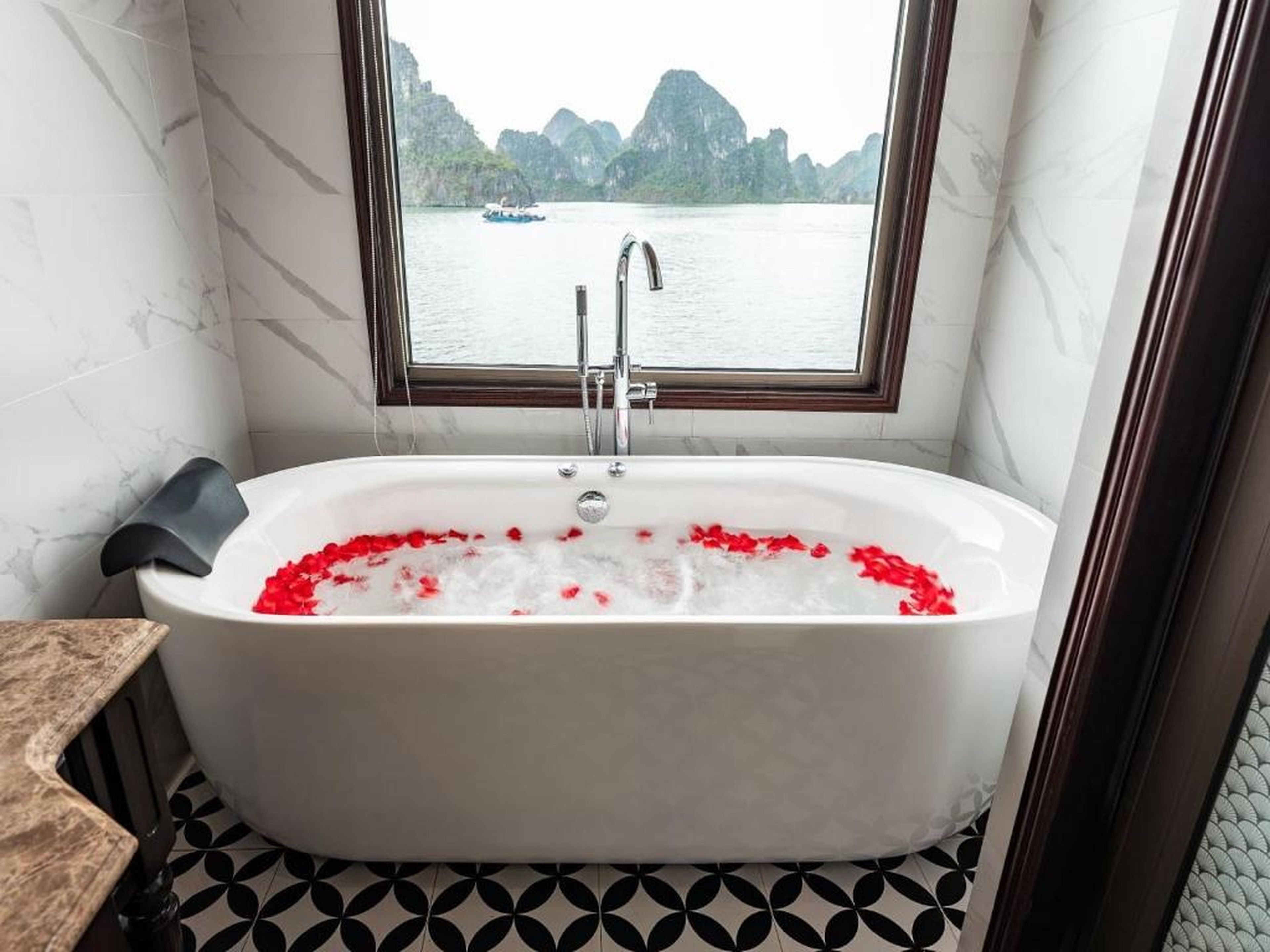 La Casta Regal 5-Star 2D1N - Lan Ha - Balcony & Bathtub Ocean View - Hình 3