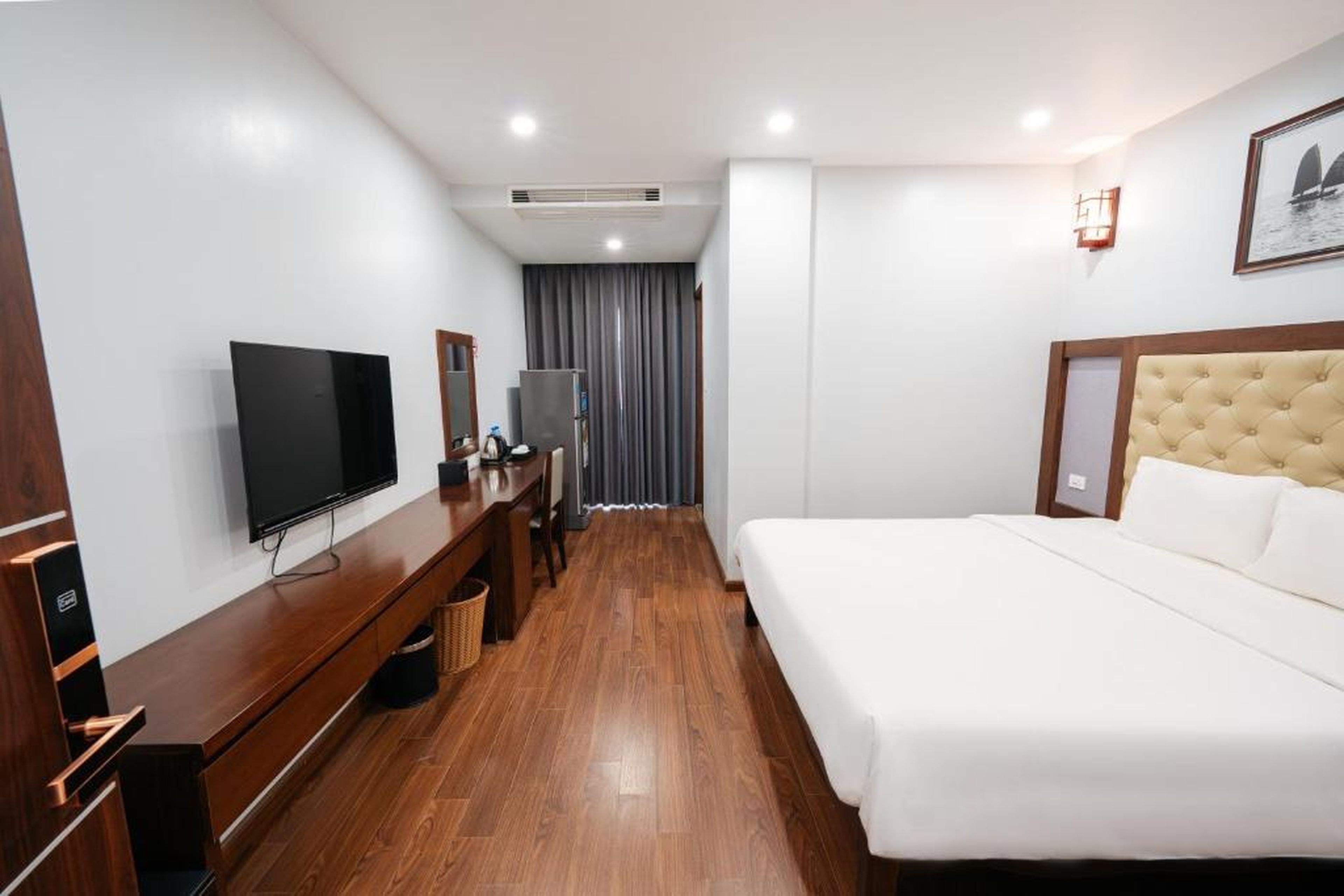 Topone Halong Hotel - Hình 8