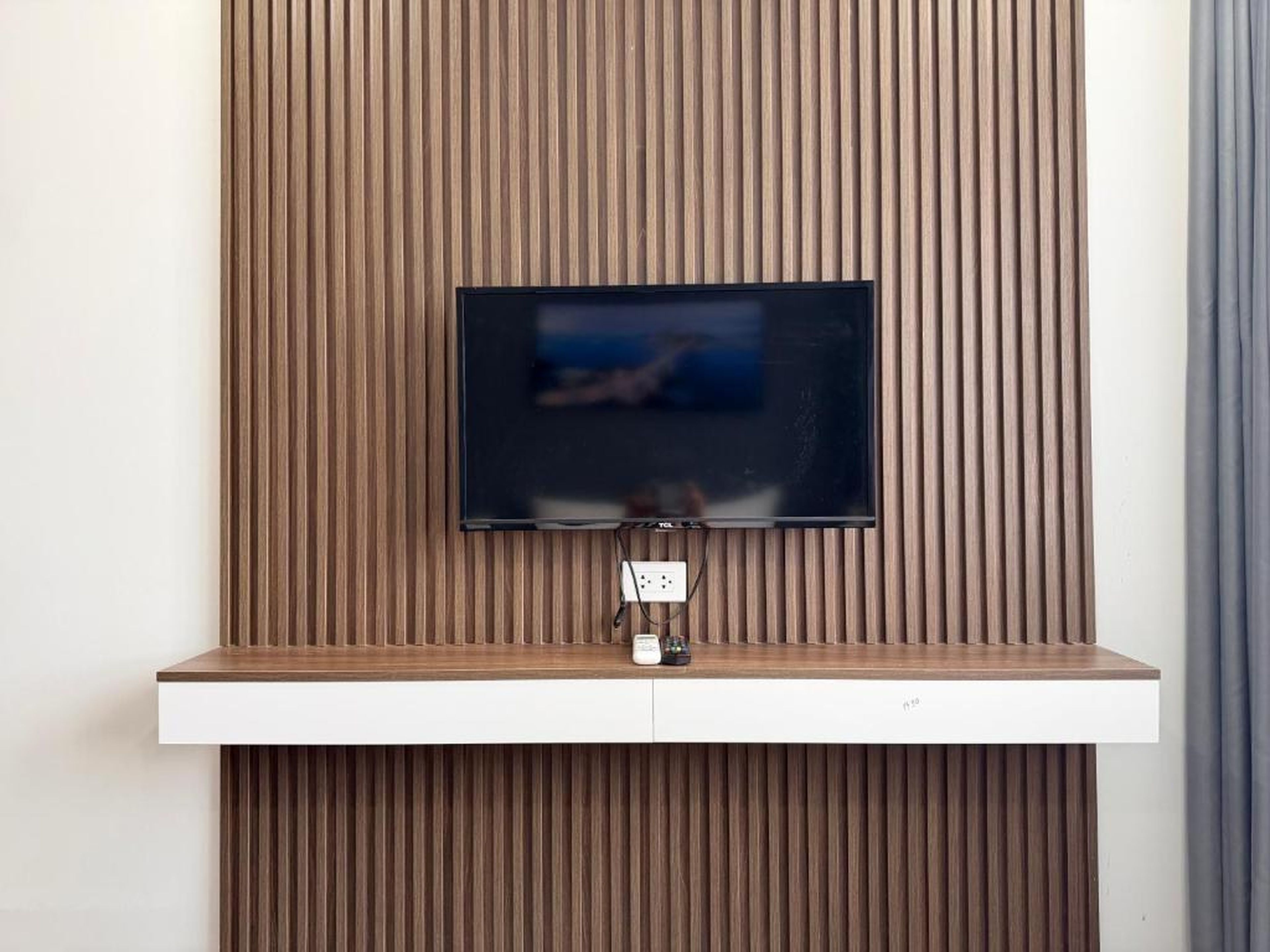 Ha Long 2BR Apartment - Spacious & Modern - Near Center - Hình 30